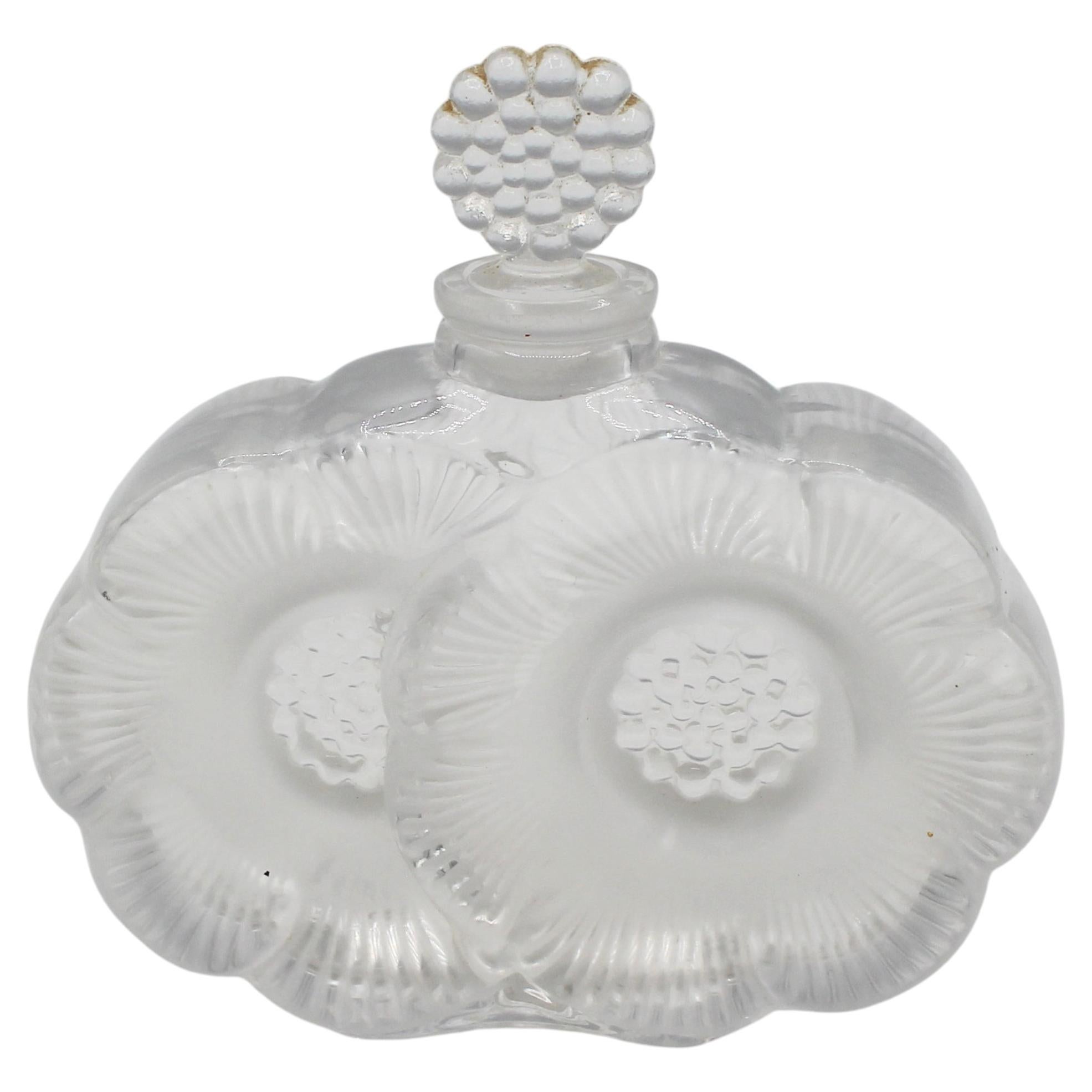 C. 1945-77 "Deux Fleurs", flacone da profumo francese di Lalique in vendita