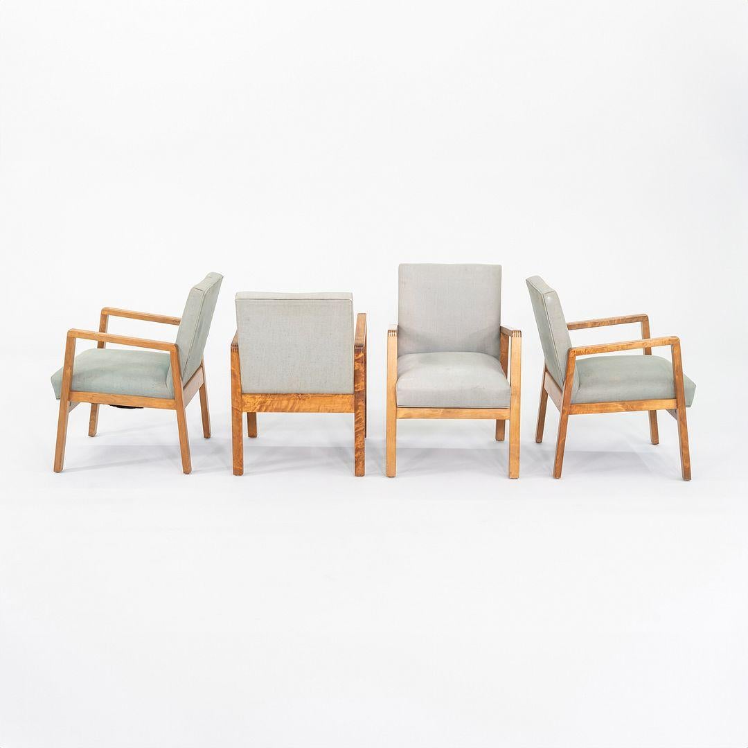 Si tratta di un set di quattro poltrone da corridoio impilabili modello 54/404, disegnate da Aino e Alvar Aalto in Finlandia nel 1932. Questo design era una variante pad della sedia da corridoio 403, inizialmente progettata per essere utilizzata nel