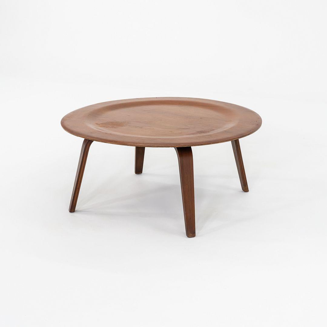 Moderne C. 1947 Table basse ronde en bois Eames Evans Herman Miller CTW en noyer en vente
