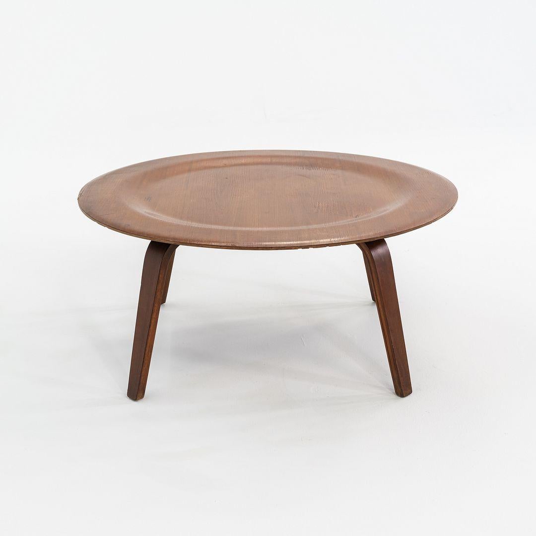 C. 1947 Table basse ronde en bois Eames Evans Herman Miller CTW en noyer Bon état - En vente à Philadelphia, PA