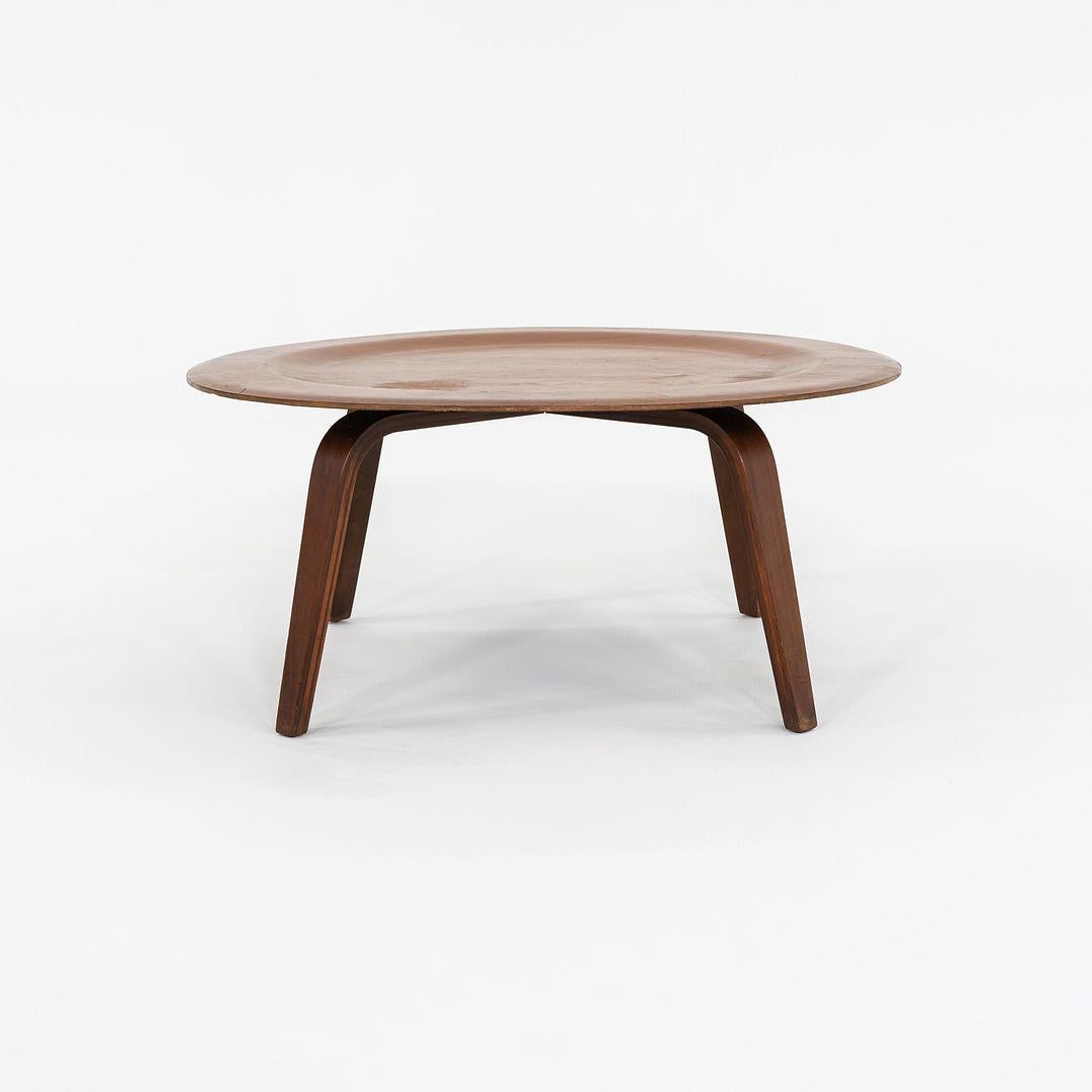 Milieu du XXe siècle C. 1947 Table basse ronde en bois Eames Evans Herman Miller CTW en noyer en vente