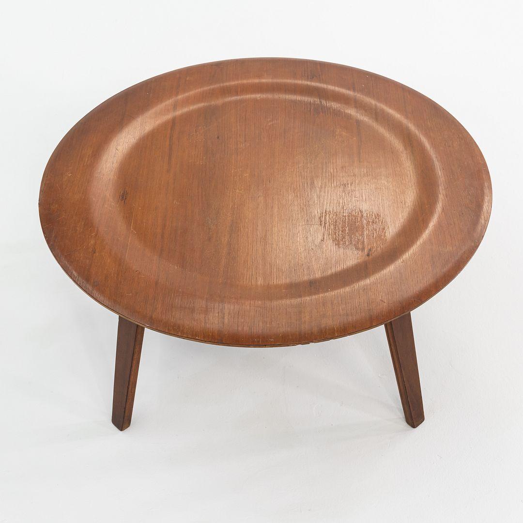 Contreplaqué C. 1947 Table basse ronde en bois Eames Evans Herman Miller CTW en noyer en vente