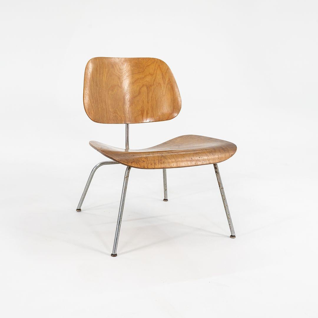 Se trata de una de las primeras sillas LCM, diseñada originalmente por Charles and Ray Eames en 1946. La pieza fue fabricada por Evans/Herman Miller a finales de la década de 1940. Su diseño presenta un asiento y un respaldo de madera contrachapada