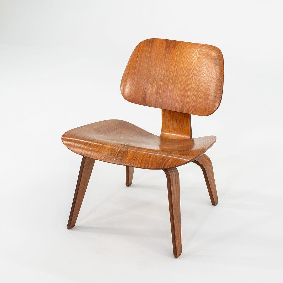 Il s'agit d'une chaise longue Eames LCW en bois de frêne calicot, initialement conçue par Ray et Charles Eames en 1946. Cet exemple date d'environ 1948.
 
 La chaise mesure 25 pouces de long, 22 pouces de large et 27,5 pouces de haut. La hauteur de
