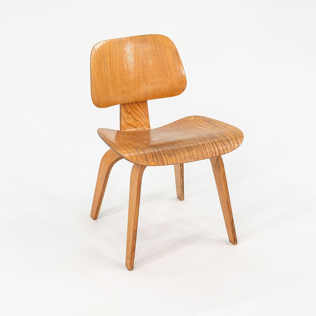 Questo è un set di quattro sedie da pranzo DCW in frassino calico, disegnate inizialmente da Charles e Ray Eames nel 1946. Si tratta di esemplari rarissimi, prodotti dalla Evans Plywood Company nel 1948 circa. Una sedia conserva l'etichetta
