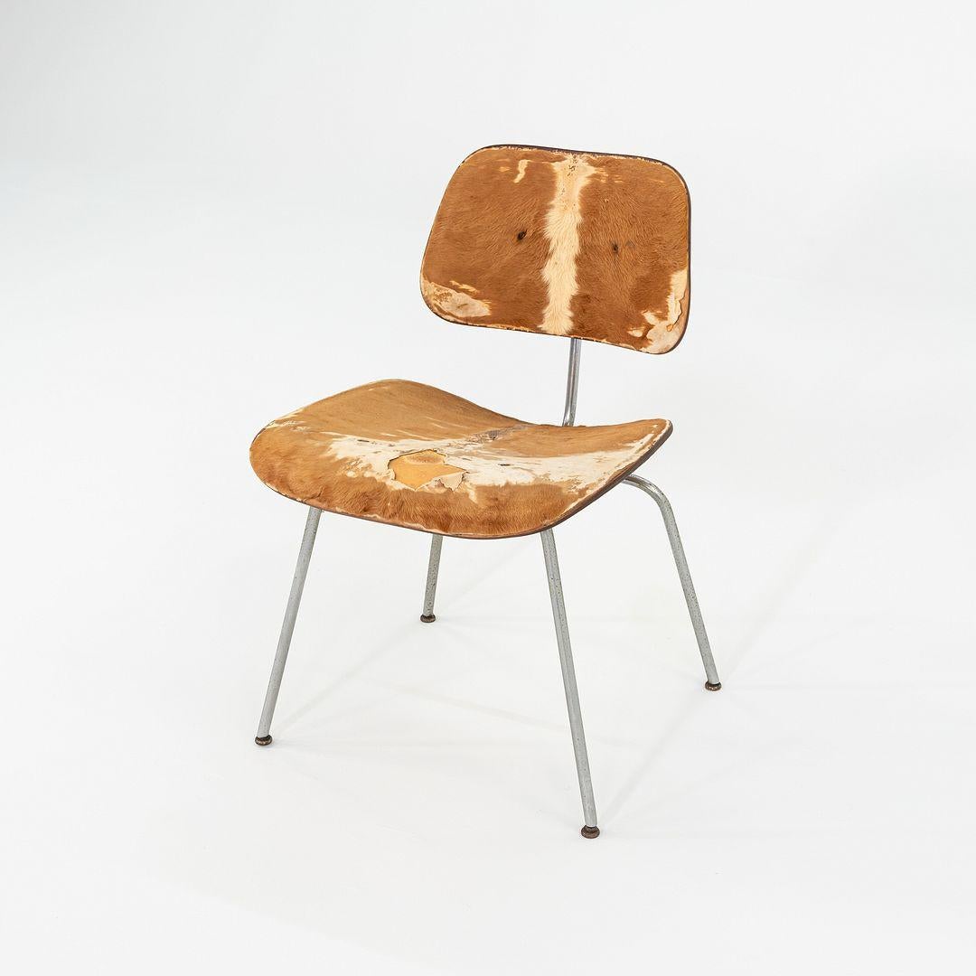 Questa è una sedia Eames DCM, progettata originariamente da Charles e Ray Eames nel 1946. Questo particolare esemplare è stato prodotto da Evans negli Stati Uniti nel 1949. Il design della sedia presenta una base in tondino d'acciaio saldato, una