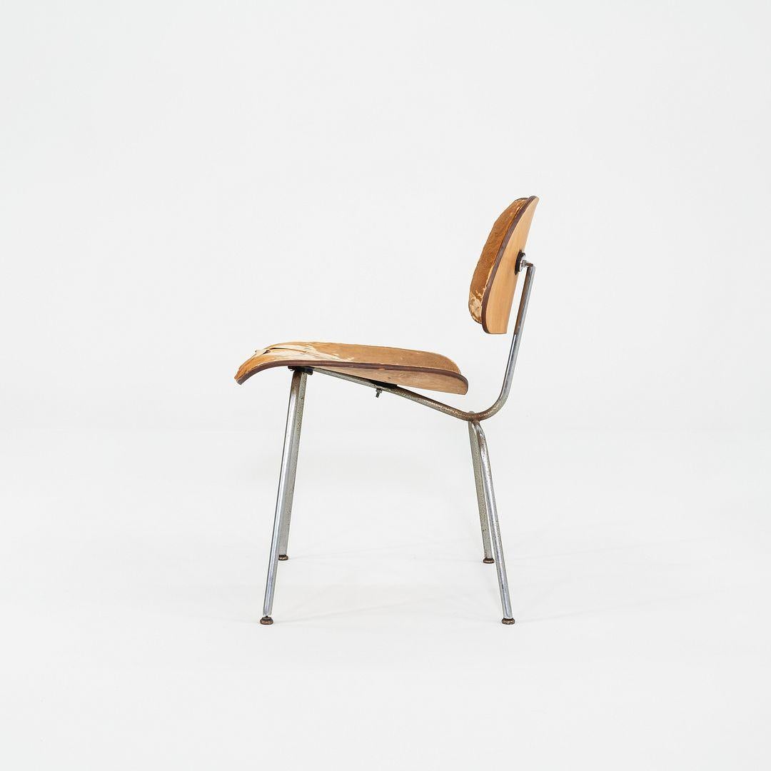 Metà XX secolo C. 1949 Sedia da pranzo Evans Eames DCM con tappezzeria originale in pelo e pelle in vendita