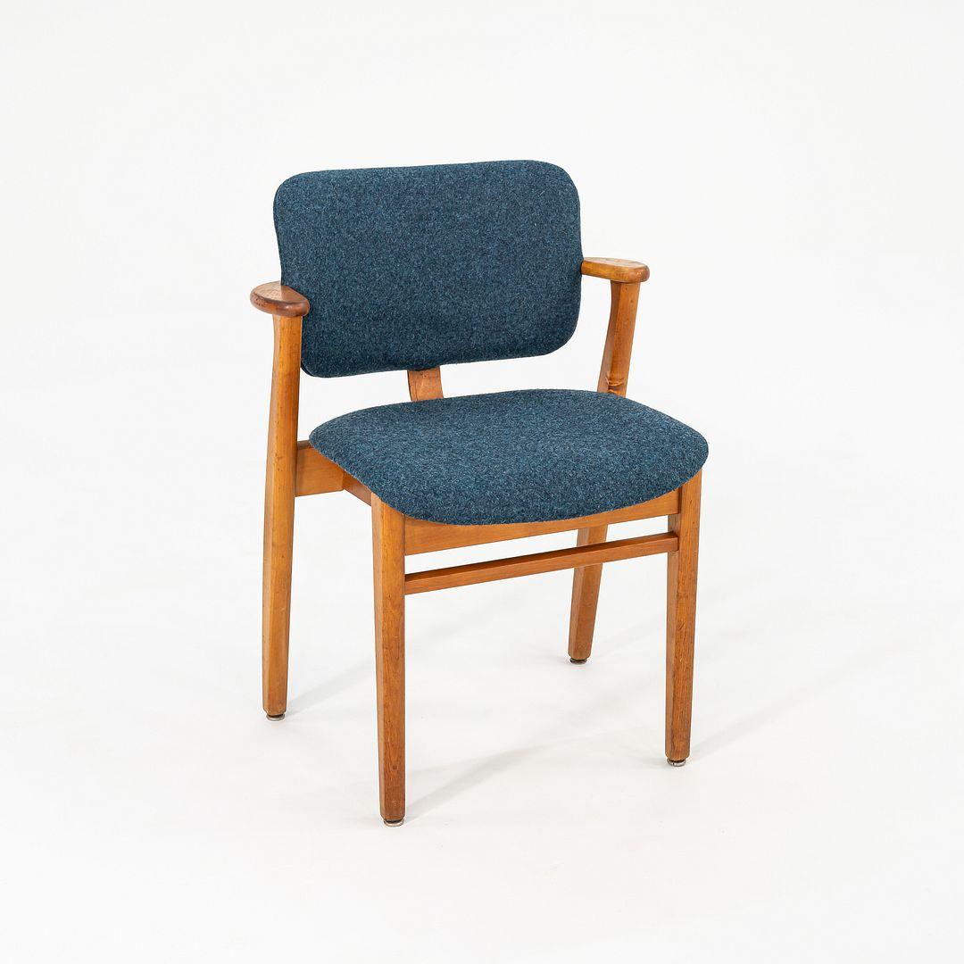 Si tratta di un set di quattro sedie Domus, modello 141, disegnate inizialmente da Ilmari Tapiovaara nel 1946. Queste sedie sono state prodotte in Finlandia da Keravan Puuteollisuus e distribuite negli Stati Uniti da Knoll intorno al 1949. I sedili