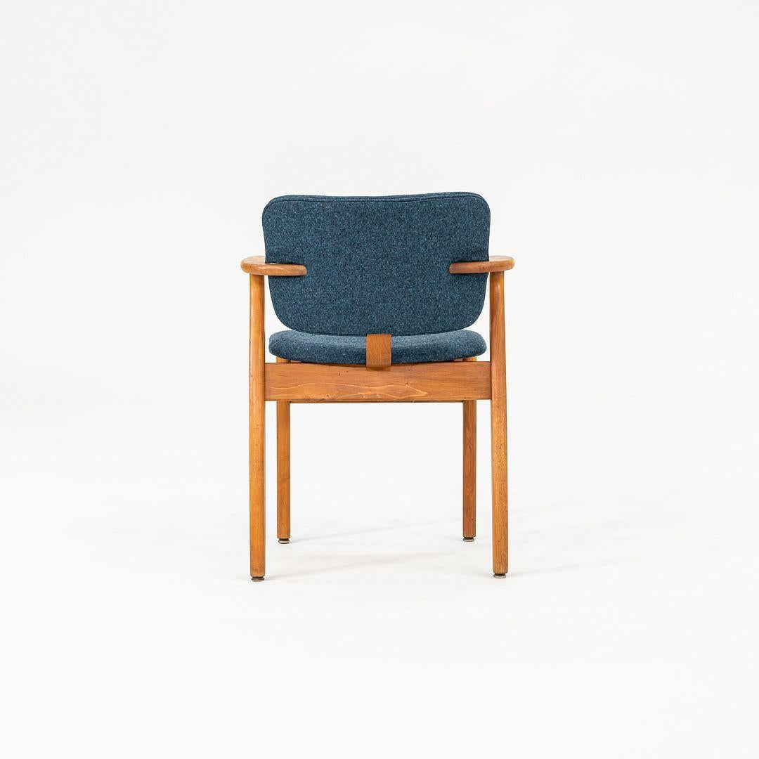 Metà XX secolo C. 1949 Set di quattro sedie da pranzo Knoll Domus di Ilmari Tapiovaara con Fabrice in vendita