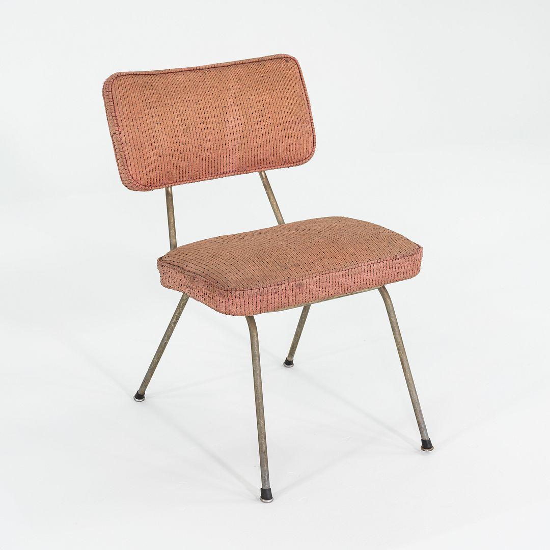 Si tratta di una sedia da pranzo / laterale, modello 4671, originariamente disegnata da George Nelson per Herman Miller nel 1948. Questo particolare esemplare risale al 1950 ed è stato prodotto negli Stati Uniti. Il design della sedia è composto da