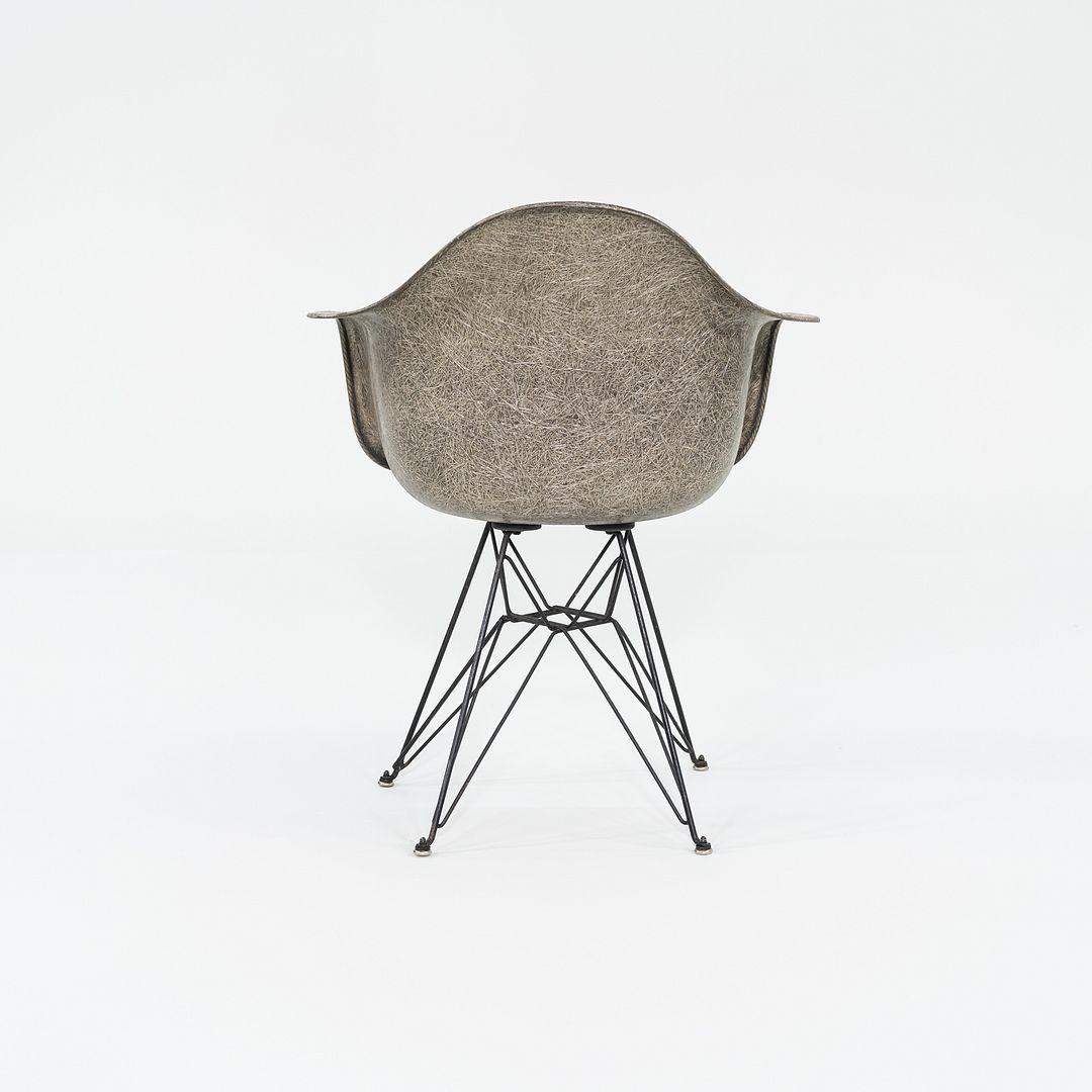 C. 1950 Herman Miller Eames Rope Edge DAR Arm Shell Chair in Elephant Hide Grey im Zustand „Gut“ im Angebot in Philadelphia, PA