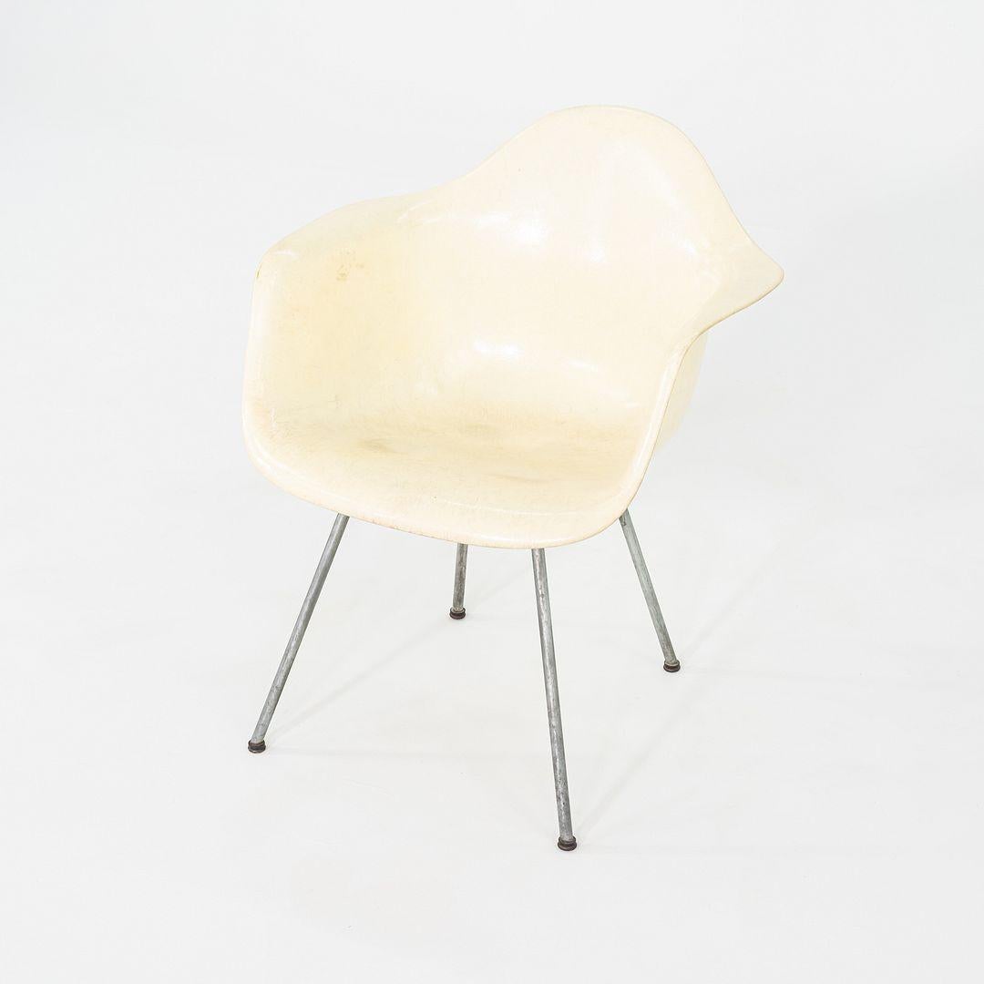 Questa è una poltrona Zenith SAX, progettata originariamente da Charles e Charles Eames nel 1950. Questo particolare esemplare è stato prodotto da Herman Miller negli Stati Uniti nel 1950. La sedia è composta da una base in acciaio con una seduta in