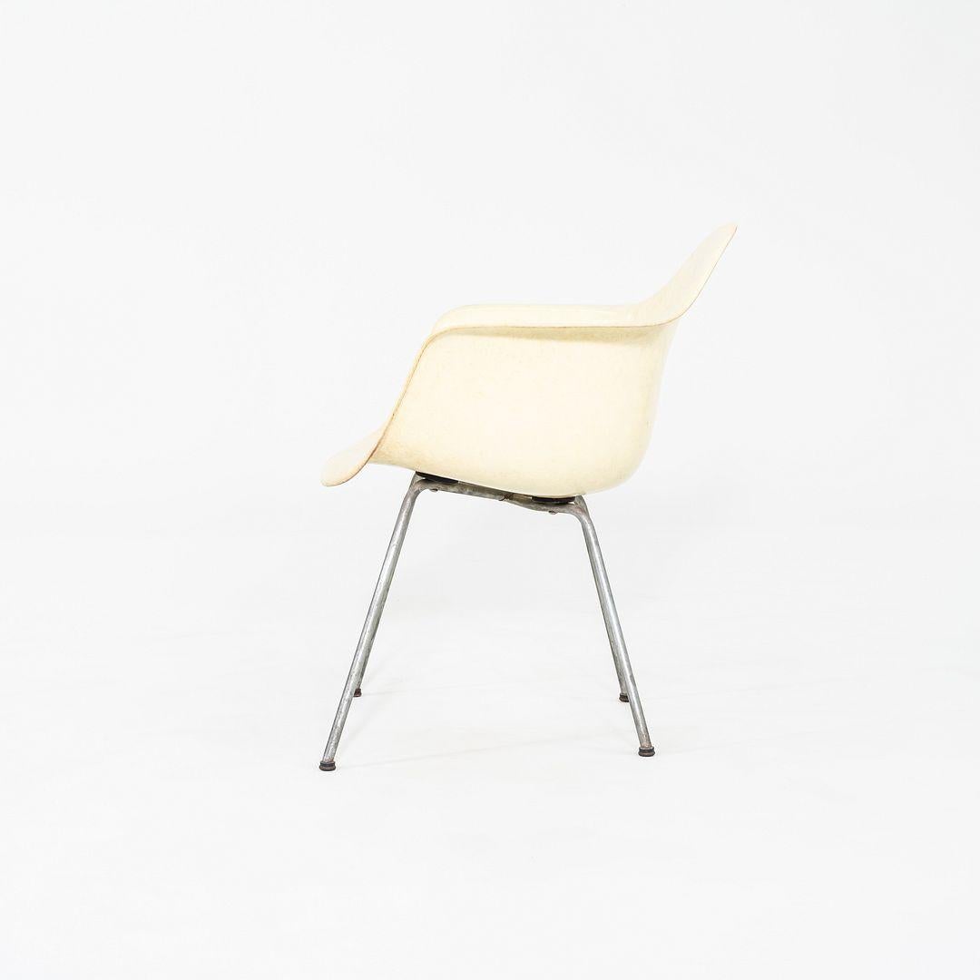 Moderno C. 1950 Herman Miller Eames Zenith SAX Sedia a conchiglia con braccio in fibra di vetro e bordo a corda in vendita