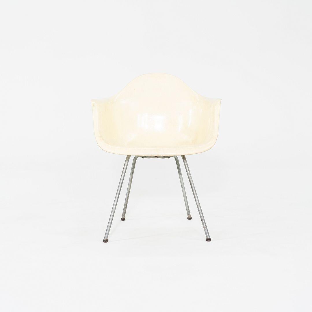 Americano C. 1950 Herman Miller Eames Zenith SAX Sedia a conchiglia con braccio in fibra di vetro e bordo a corda in vendita