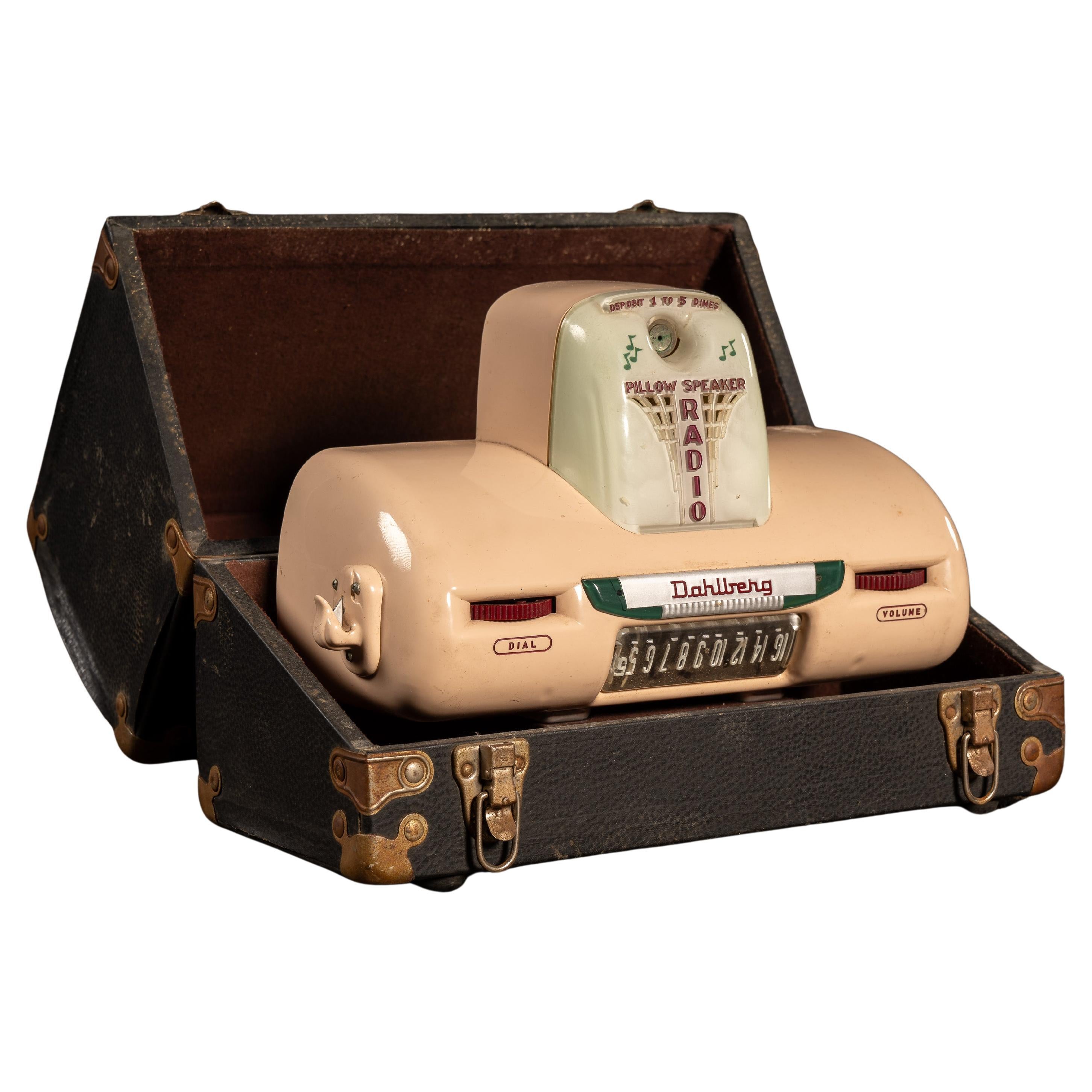 c. 1950 Exemple de vendeur d
une radio d
oreiller à pièces Dahlberg dans un étui en vente