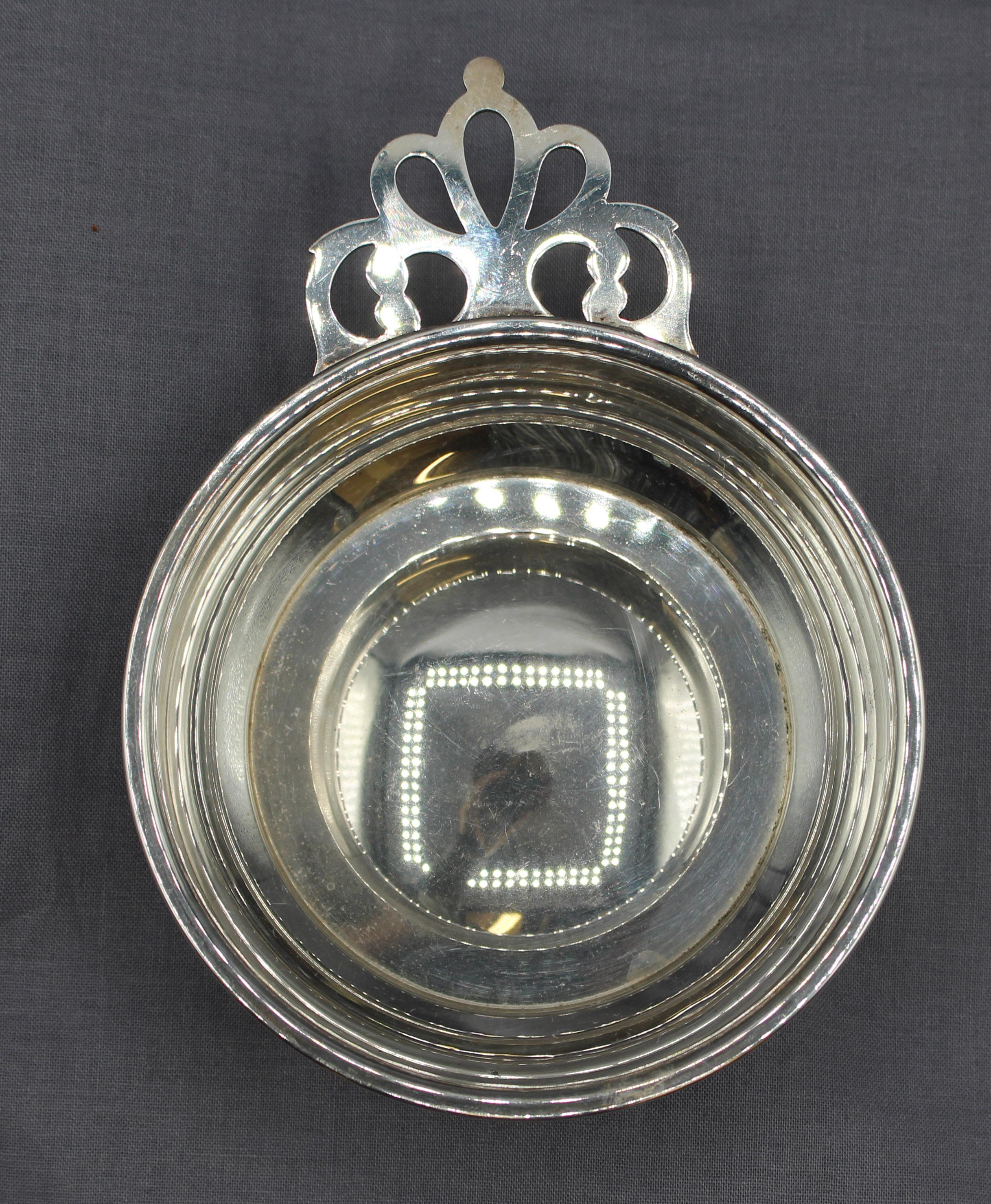 Porringer in argento sterling del 1950 circa di WEB of Philadelphia. Forma del XVIII secolo. 2,10 once troy.
5.5