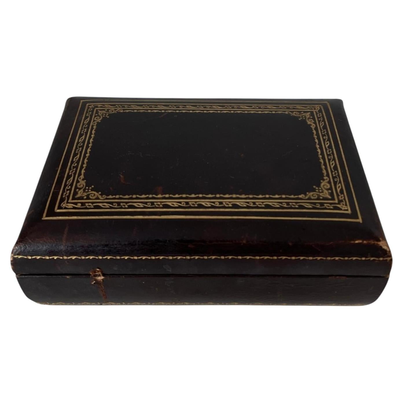 Boîte à bijoux ancienne RUMPP, Italie, en cuir Florentine orné de motifs dorés, datant des années 1950-1960 en vente