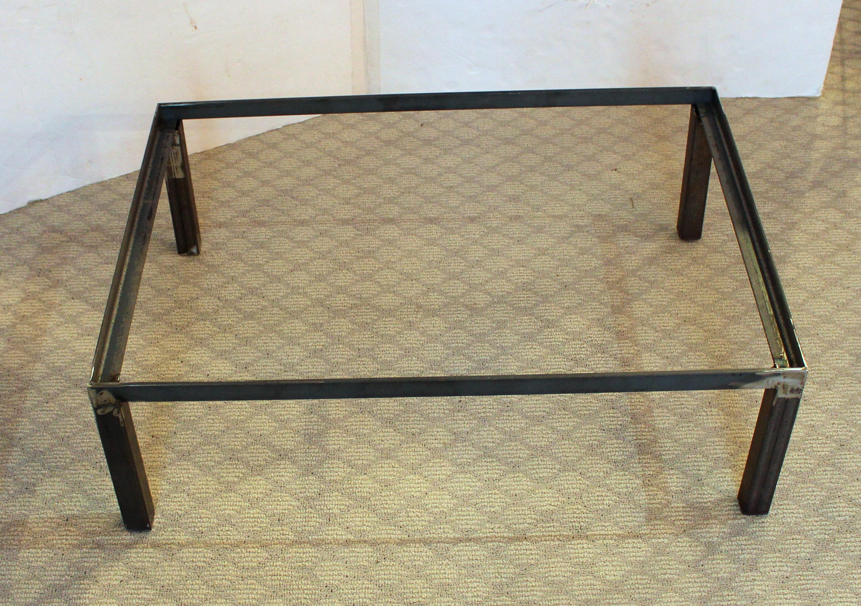 c. 1950s Hartmann Skymate Suitcase on Custom Coffee Table Height Stand In Good Condition For Sale In Chapel Hill, NC