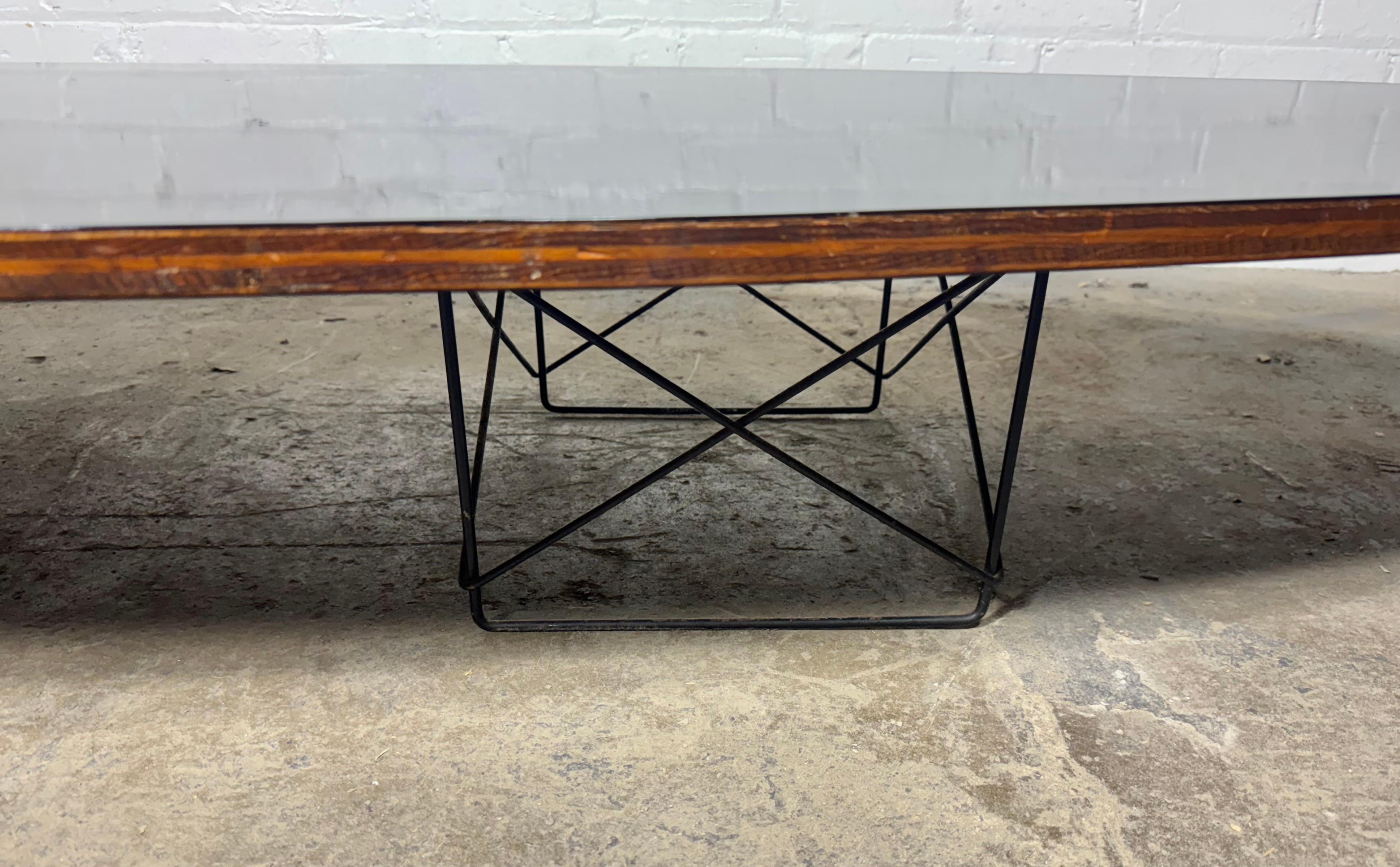 C. 1950er Herman Miller Eames ETR Surfboard Couchtisch aus schwarzem Laminat, Eames ETR im Angebot 4