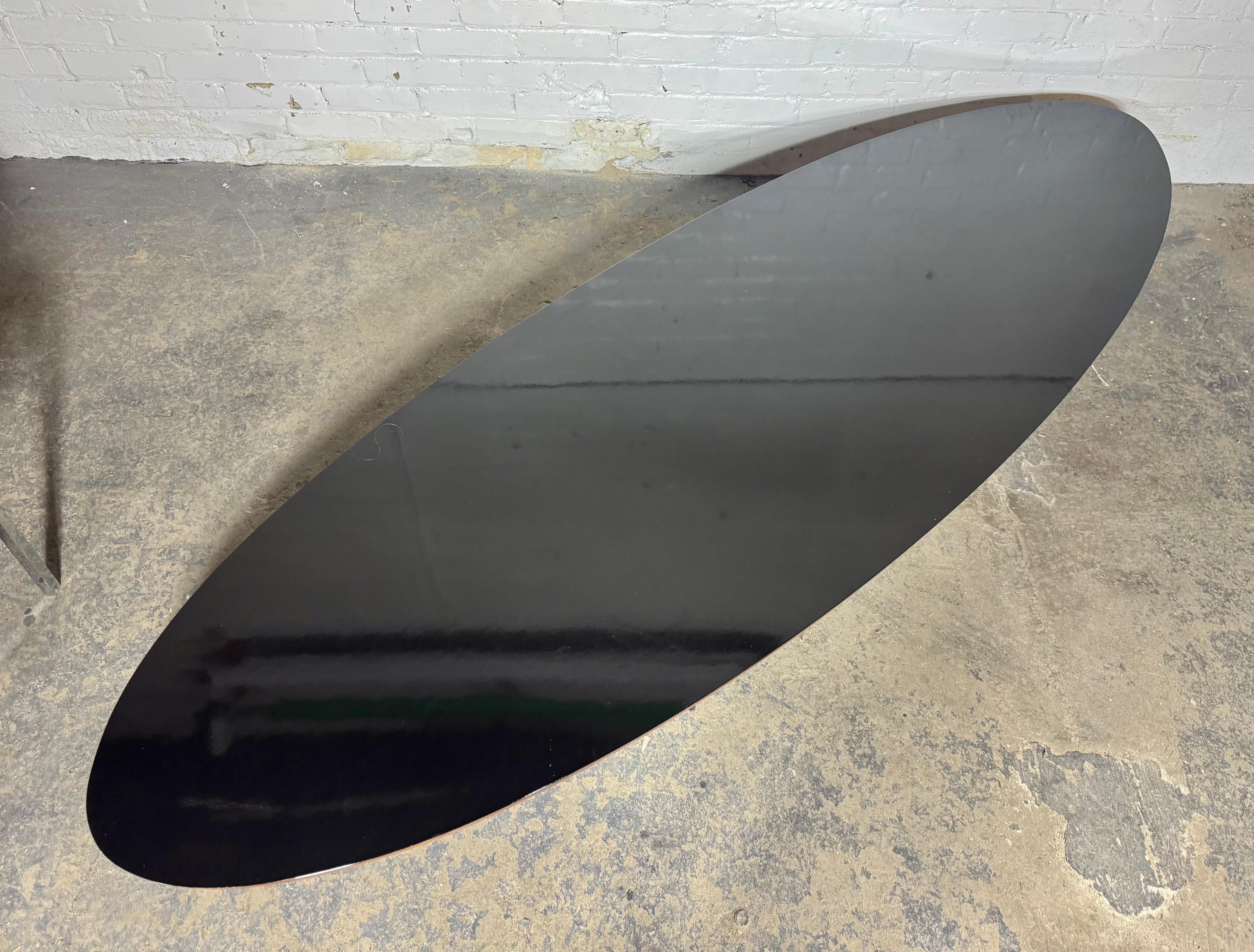 Dies ist ein Eames ETR Surfboard Couchtisch, ursprünglich entworfen von Ray und Charles Eames für Herman Miller im Jahr 1951. Der Tisch stammte aus einem Haus in Rochester, NY, in dem sich eine große Anzahl von Originalstücken von George Nelson und