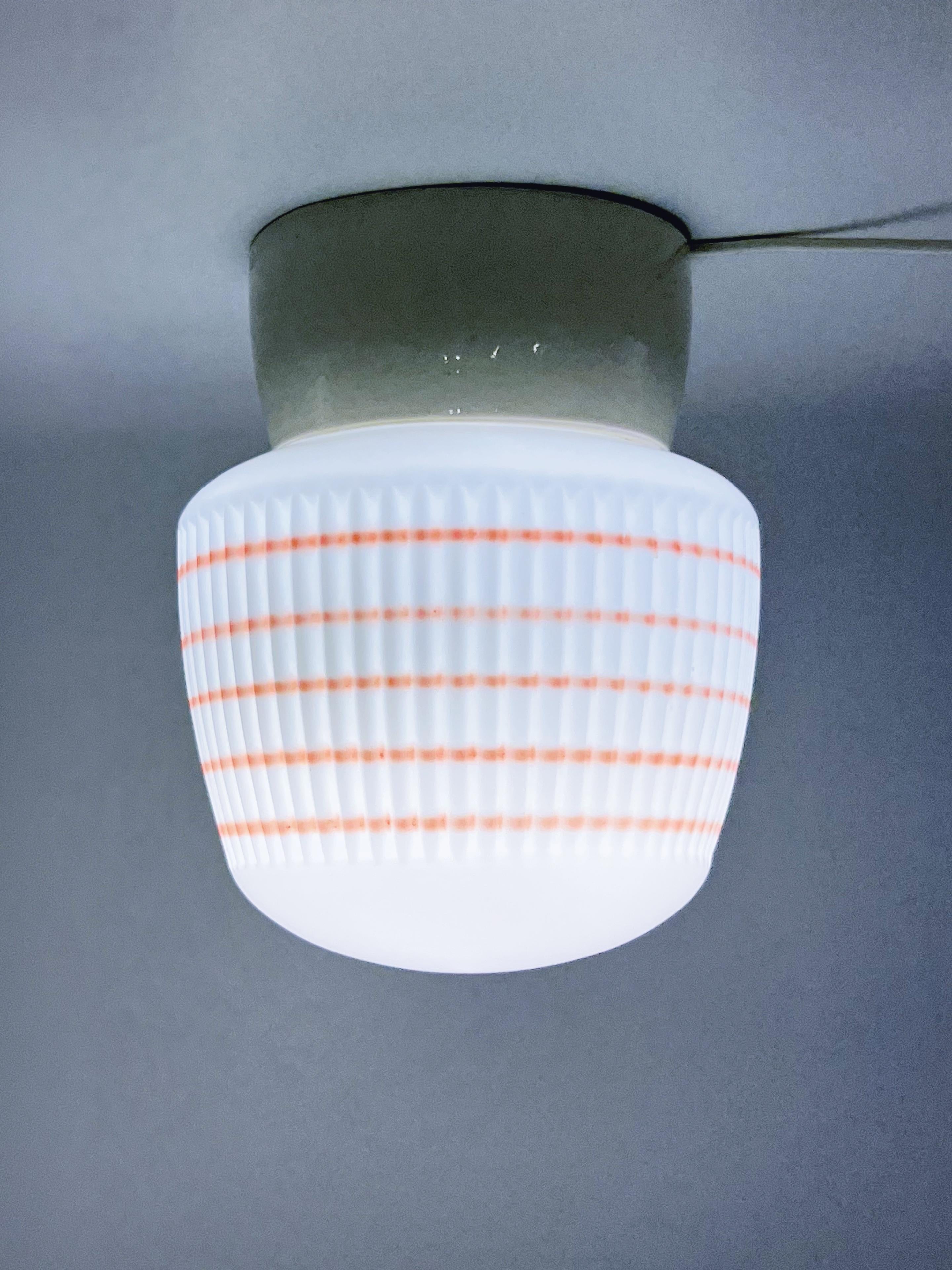 c. Lámpara de techo escandinava de los años 50, de cristal y porcelana en venta 3