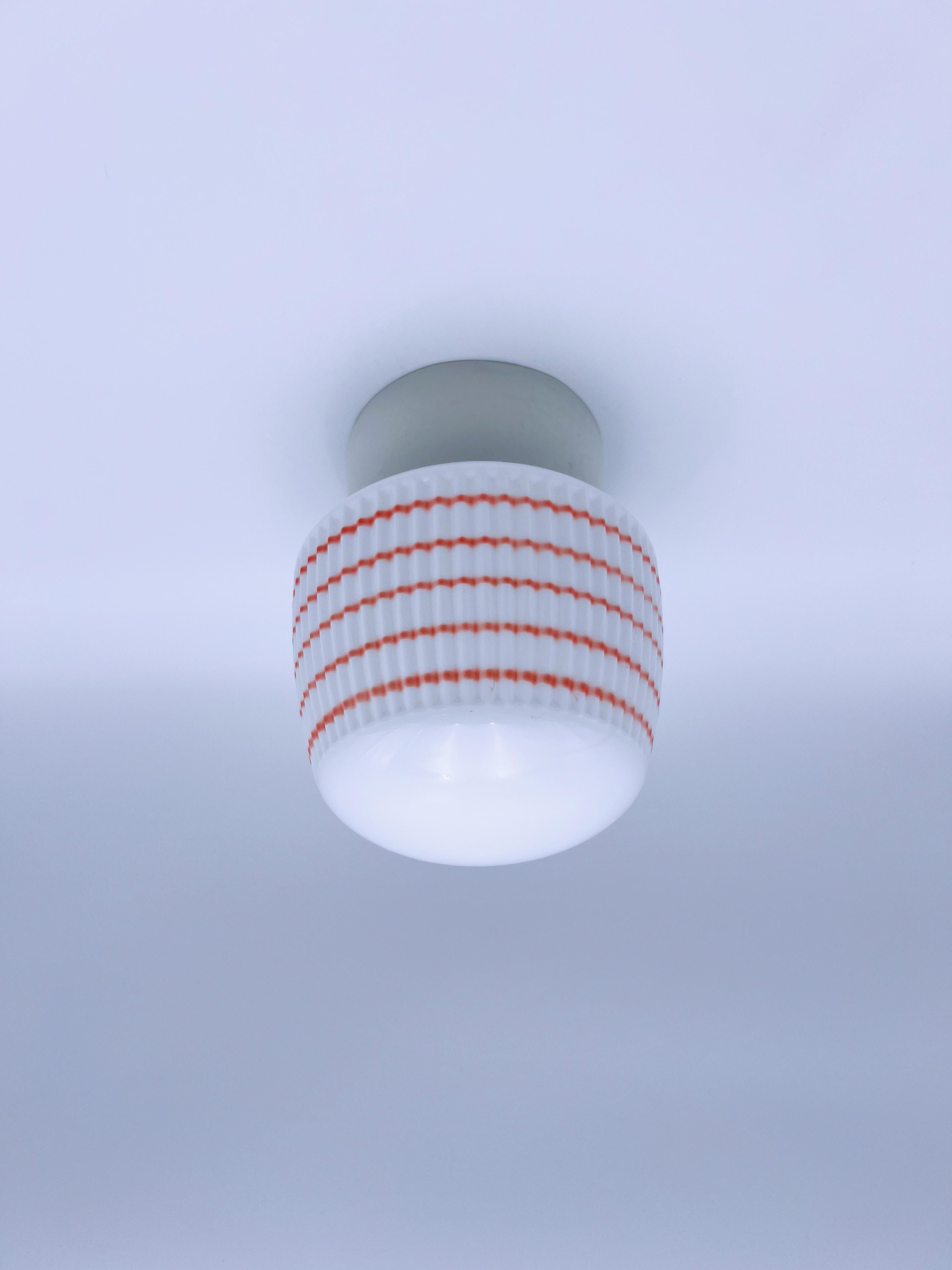 **Impresionante lámpara de techo, ca. 1950 - Diseño moderno escandinavo**  

Eleva tu espacio con esta exquisita lámpara de techo, un verdadero testimonio del diseño moderno escandinavo de mediados del siglo XX. Con una original pantalla de cúpula