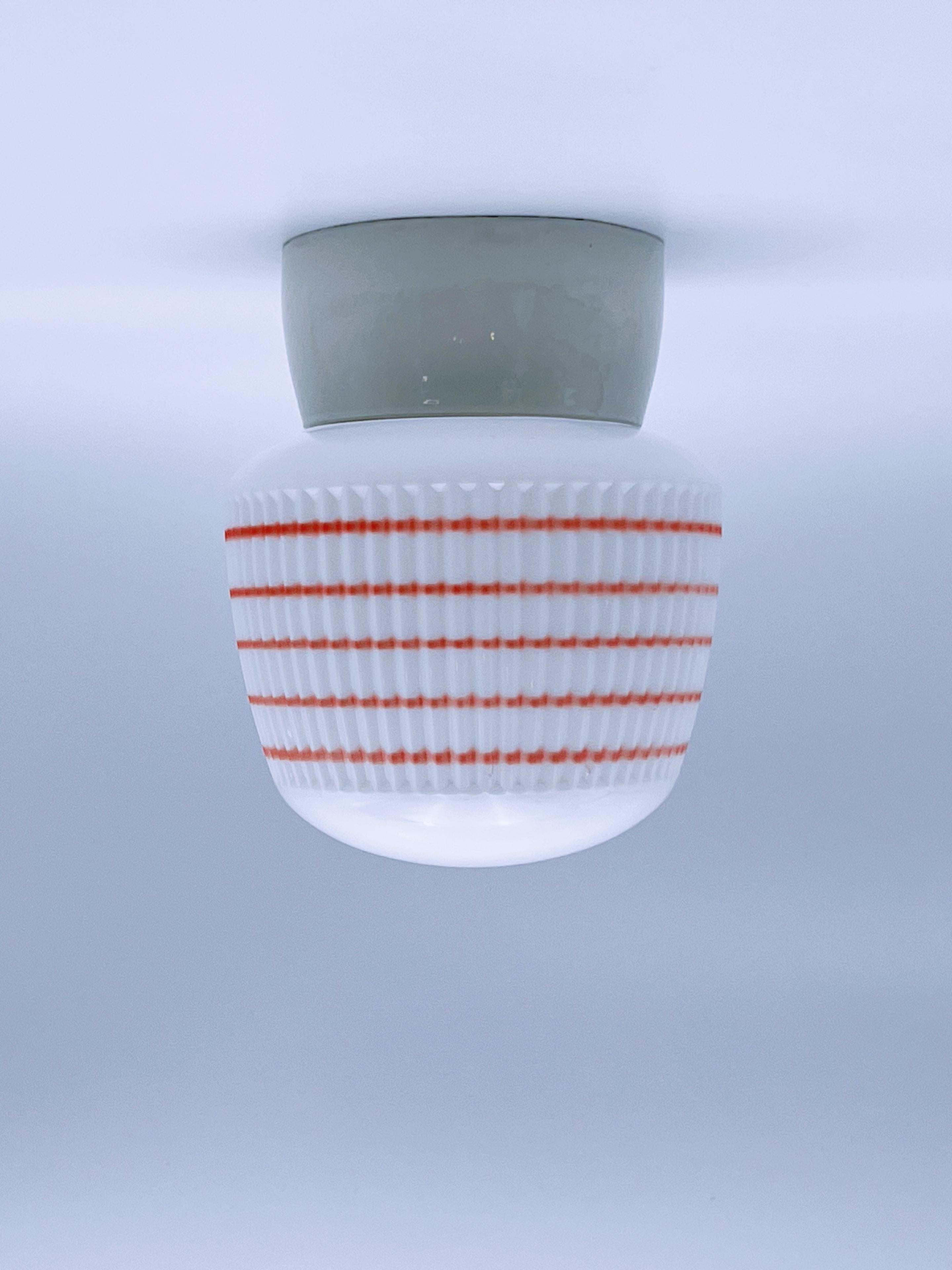 c. Lámpara de techo escandinava de los años 50, de cristal y porcelana Escandinavo moderno en venta