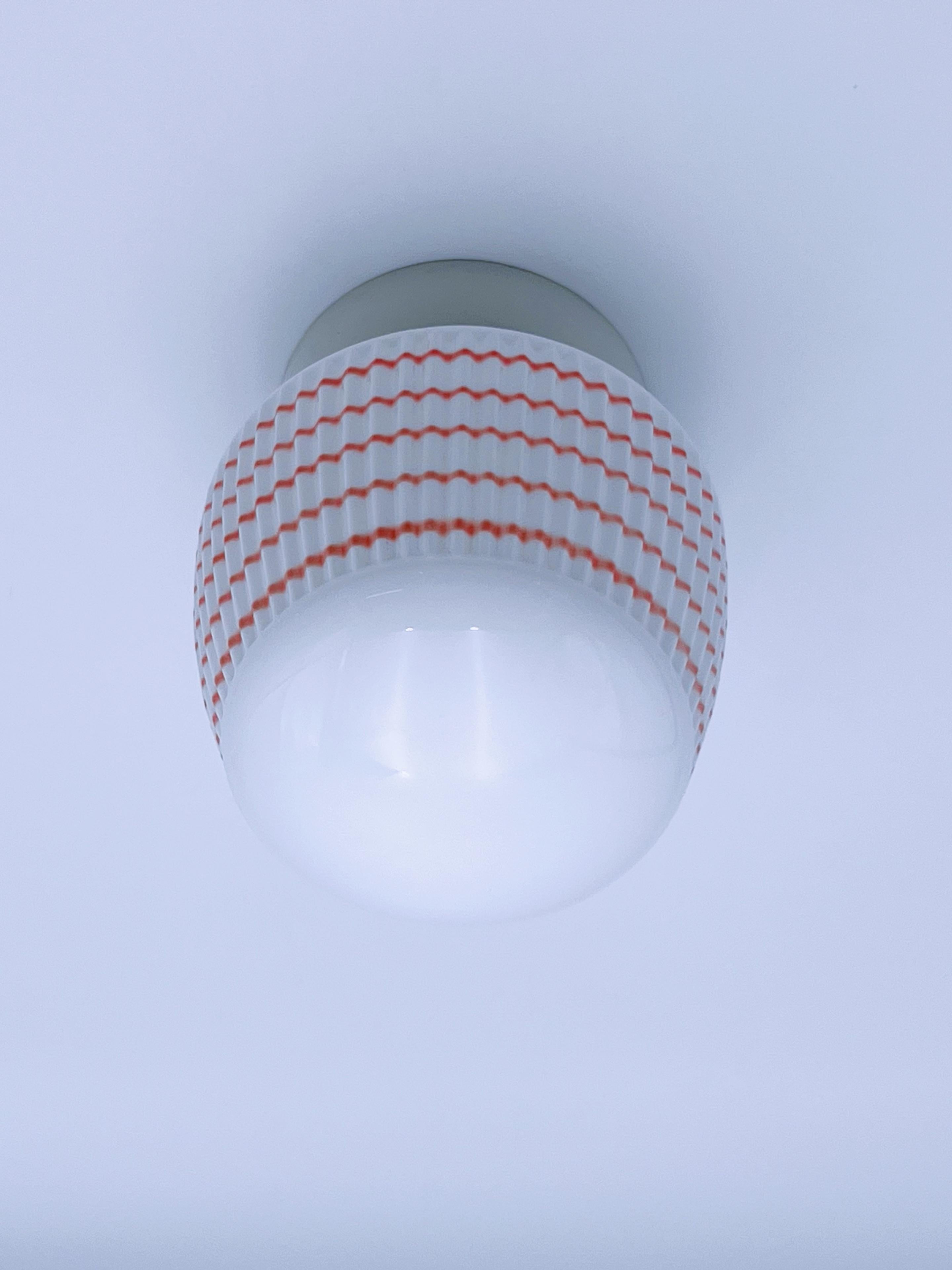c. Lámpara de techo escandinava de los años 50, de cristal y porcelana Porcelana en venta