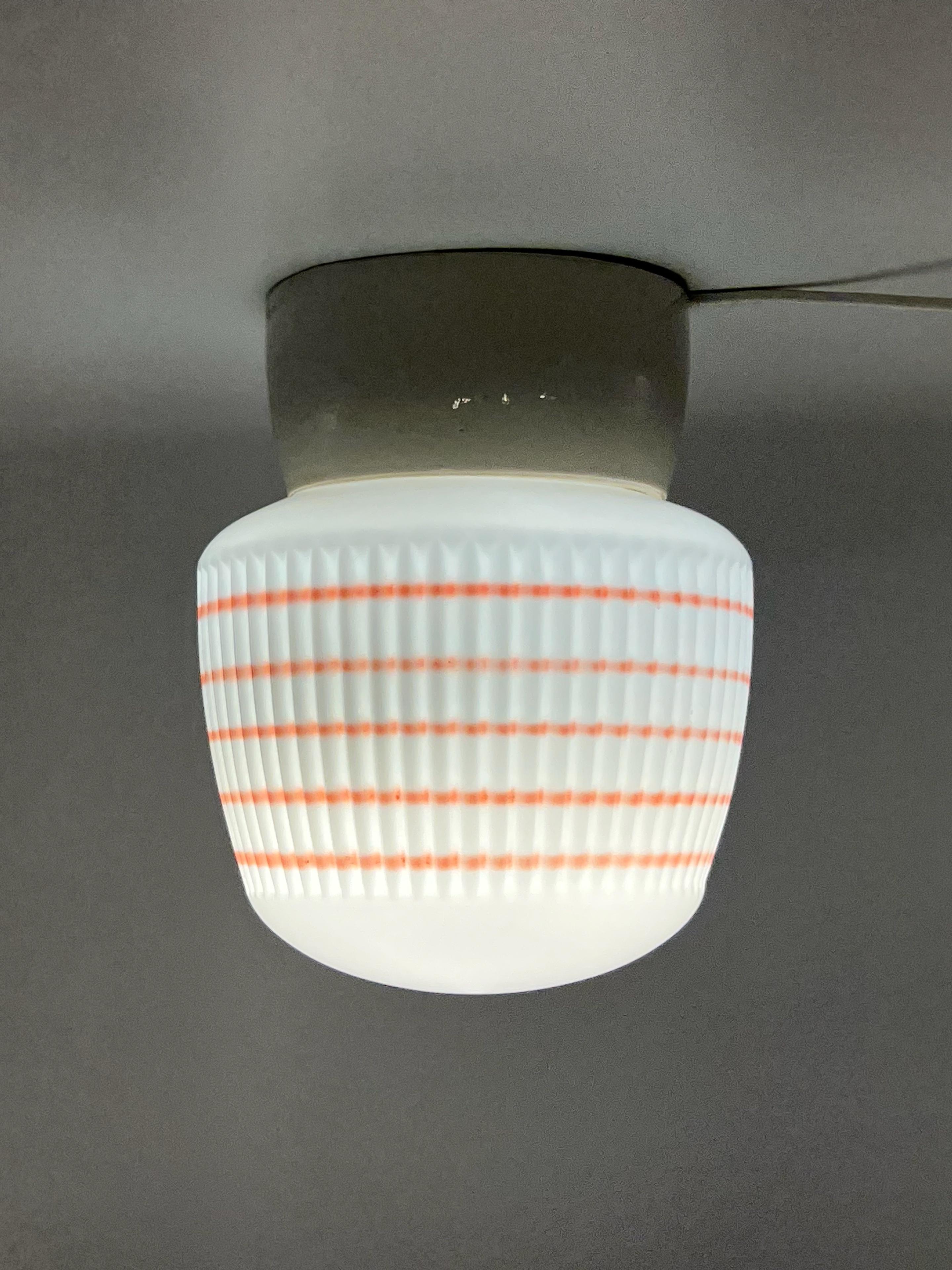 c. Lámpara de techo escandinava de los años 50, de cristal y porcelana en venta 1