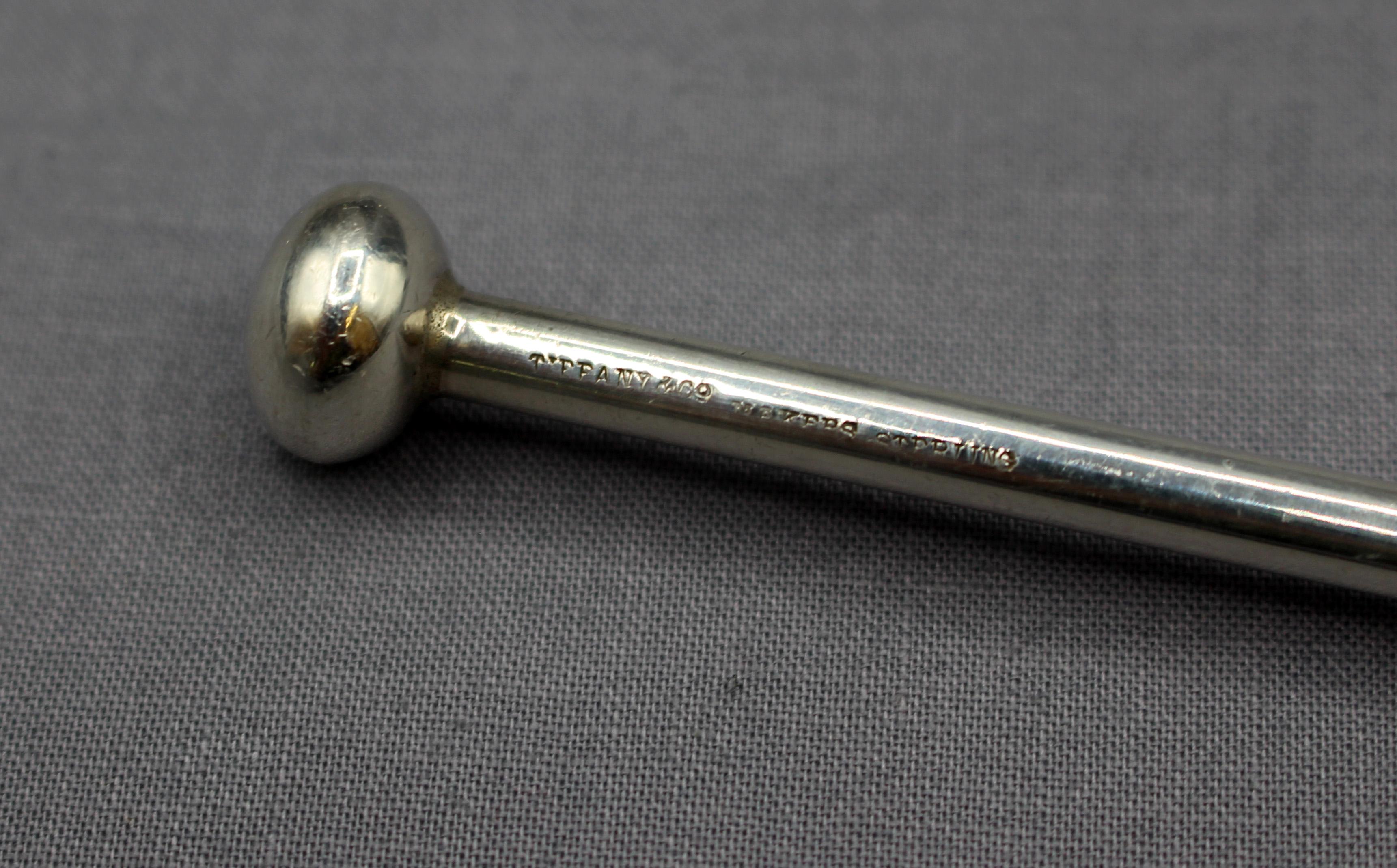 Agitador de cóctel o muddler de plata de ley Tiffany de los años 50. ¡Un toque moderno de mediados de siglo para el bar de tu casa! 0,95 onzas troy.
11.25