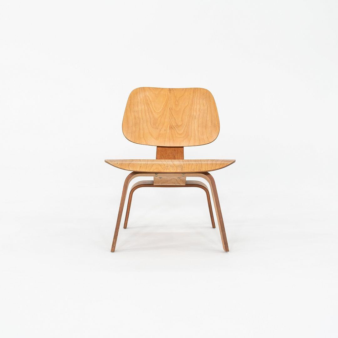 C. 1951 Pair of Herman Miller Eames LCW Lounge Chair in Calico Ash In Good Condition In Philadelphia, PA