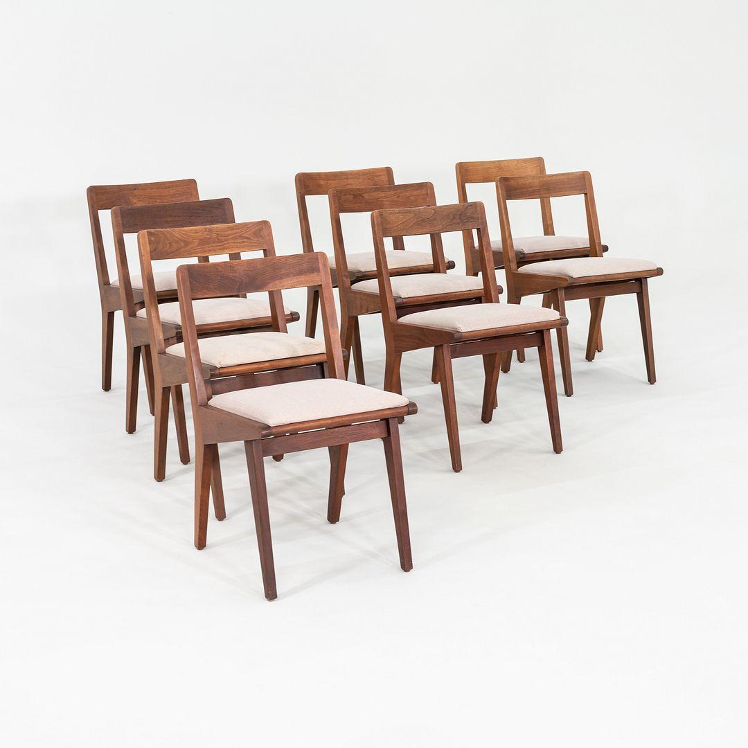 Si tratta di un set di nove poltrone in noce americano, modello 666, disegnate da Jens Risom per Knoll Associates nel 1942. Questo set risale al 1951 circa e il prezzo indicato comprende il set di nove sedie come mostrato. Il design è caratterizzato