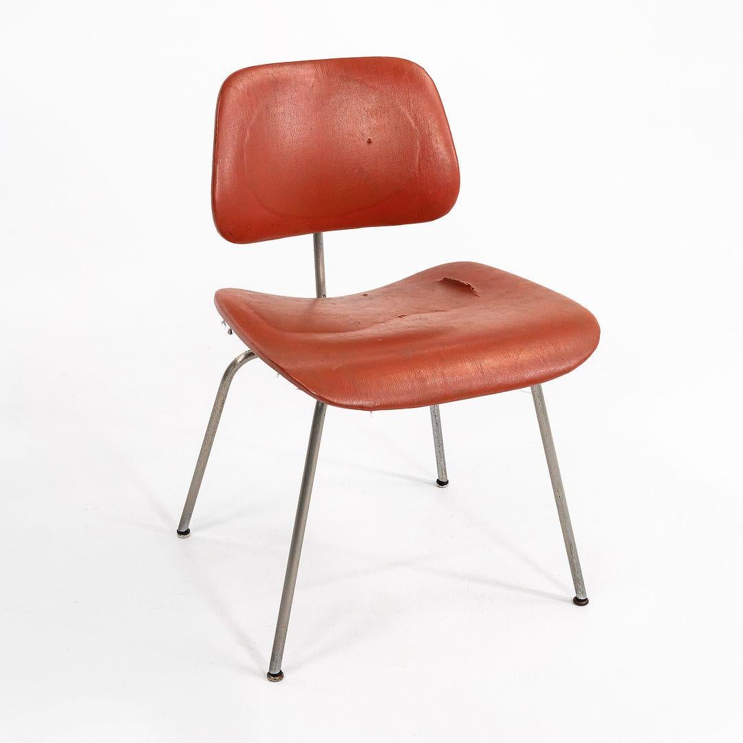 Dies ist ein Eames DCM Side Chair, der ursprünglich von Charles und Ray Eames im Jahr 1946 entworfen wurde. Dieses frühe Exemplar wurde ca. 1952 hergestellt und scheint eine späte Evans- / frühe Herman Miller-Produktion zu sein. Wir glauben, dass