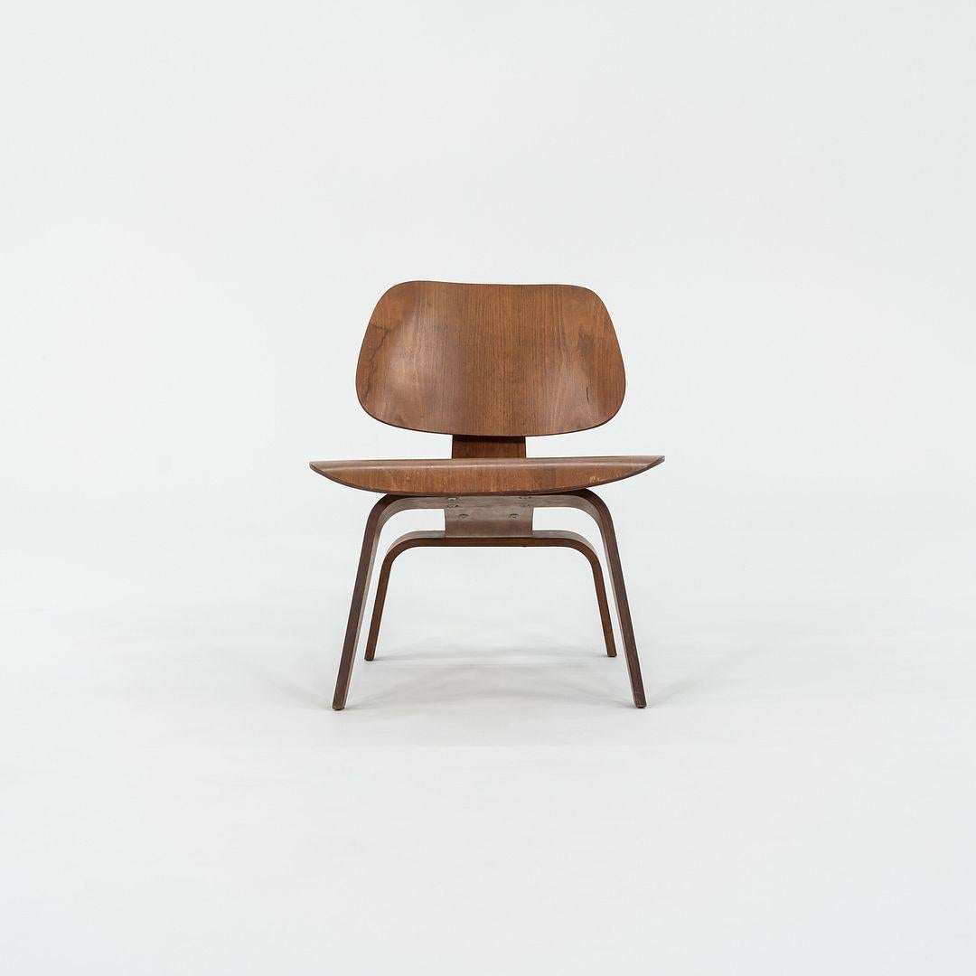 Il s'agit d'une chaise longue Eames LCW en contreplaqué de noyer, initialement conçue par Ray et Charles Eames en 1946. Cet exemple date d'environ 1953.
 
 La chaise mesure 25 pouces de long, 22 pouces de large et 27,5 pouces de haut. La hauteur de