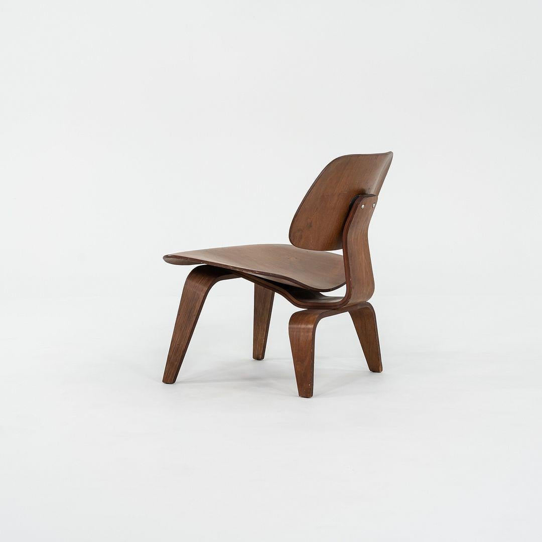 Moderne C. 1953 Charles and Ray Eames for Herman Miller LCW Lounge Chair in Walnut (Chaise longue en noyer) en vente