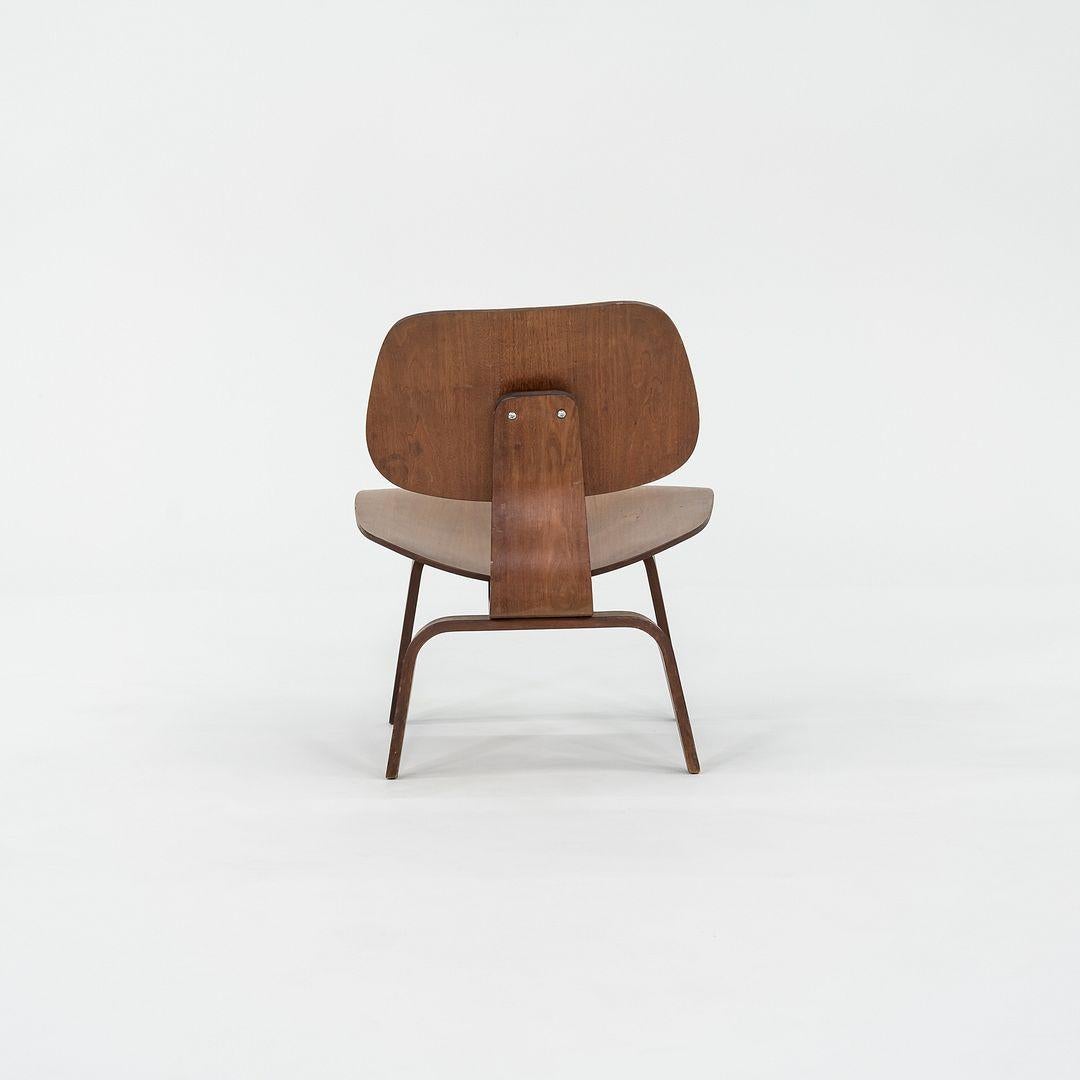 C. 1953 Charles and Ray Eames for Herman Miller LCW Lounge Chair in Walnut (Chaise longue en noyer) Bon état - En vente à Philadelphia, PA