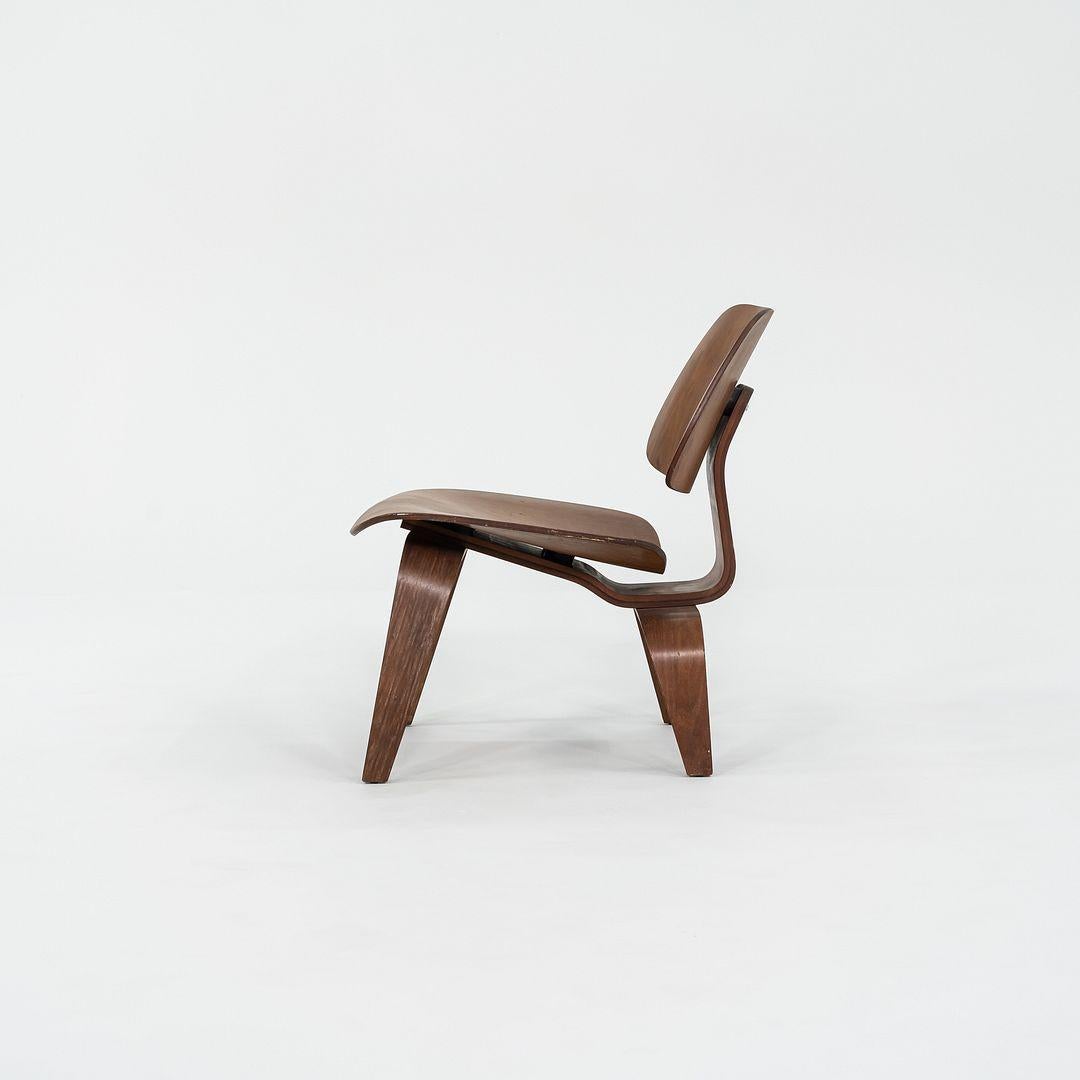 Milieu du XXe siècle C. 1953 Charles and Ray Eames for Herman Miller LCW Lounge Chair in Walnut (Chaise longue en noyer) en vente