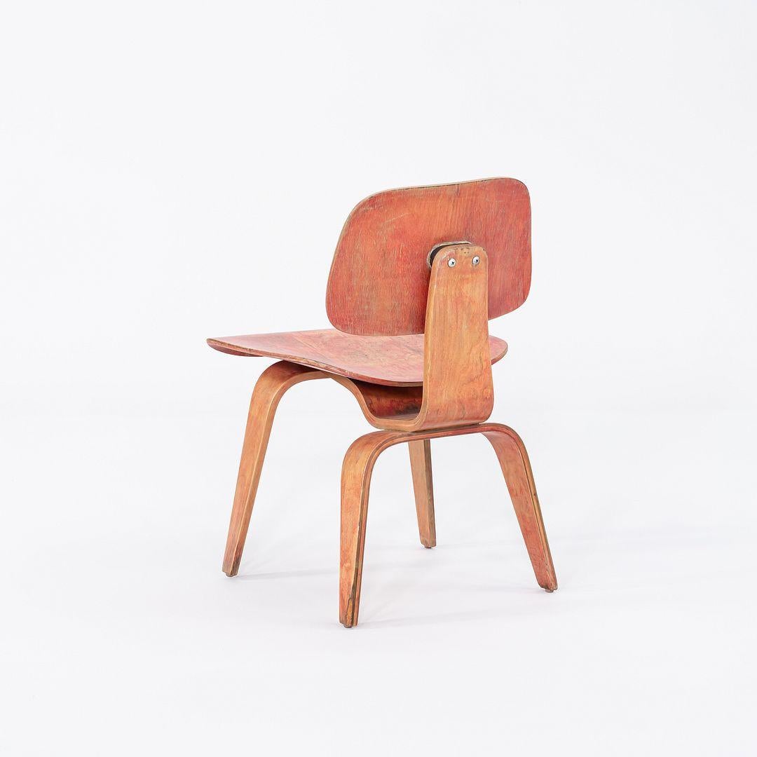 C. 1953 Herman Miller Eames DCW Dining Chair mit roter Anilinfärbung im Angebot 2