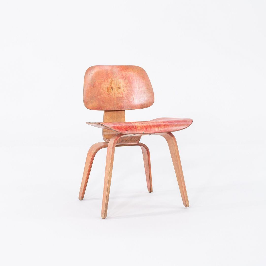 Dies ist ein DCW-Stuhl, der 1946 von Ray und Charles Eames entworfen wurde. Dieses besondere Exemplar wurde von Herman Miller hergestellt und datiert auf ca. 1953. Dieser Stuhl besteht vollständig aus geformtem Sperrholz.

Der Stuhl misst 21,75 Zoll