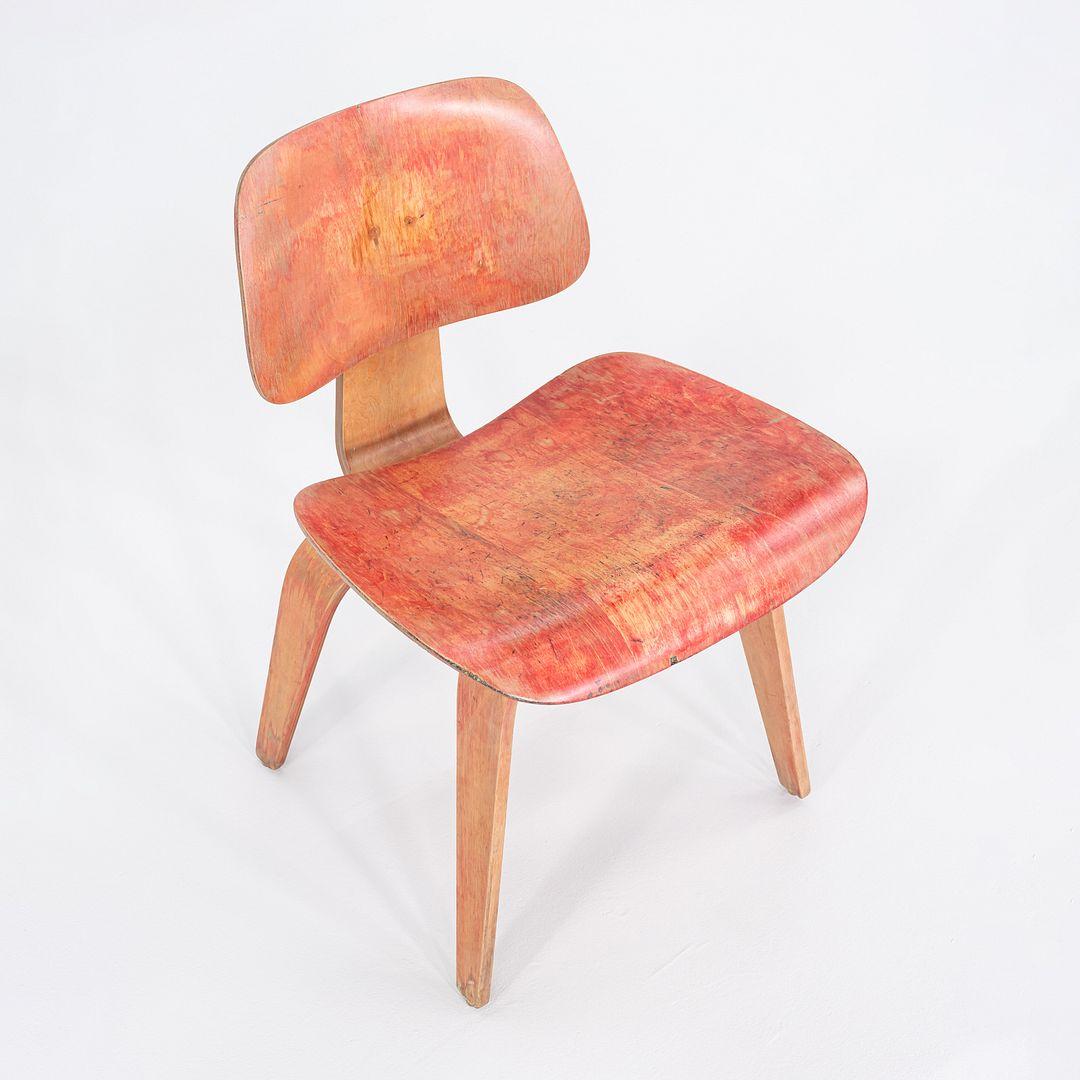 C. 1953 Herman Miller Eames DCW Dining Chair mit roter Anilinfärbung (Moderne) im Angebot