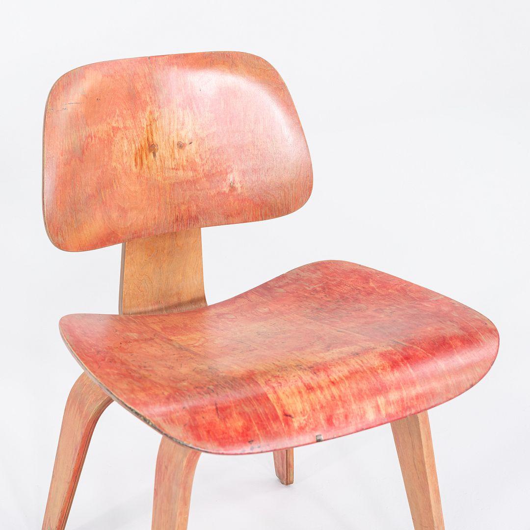C. 1953 Herman Miller Eames DCW Dining Chair mit roter Anilinfärbung (amerikanisch) im Angebot