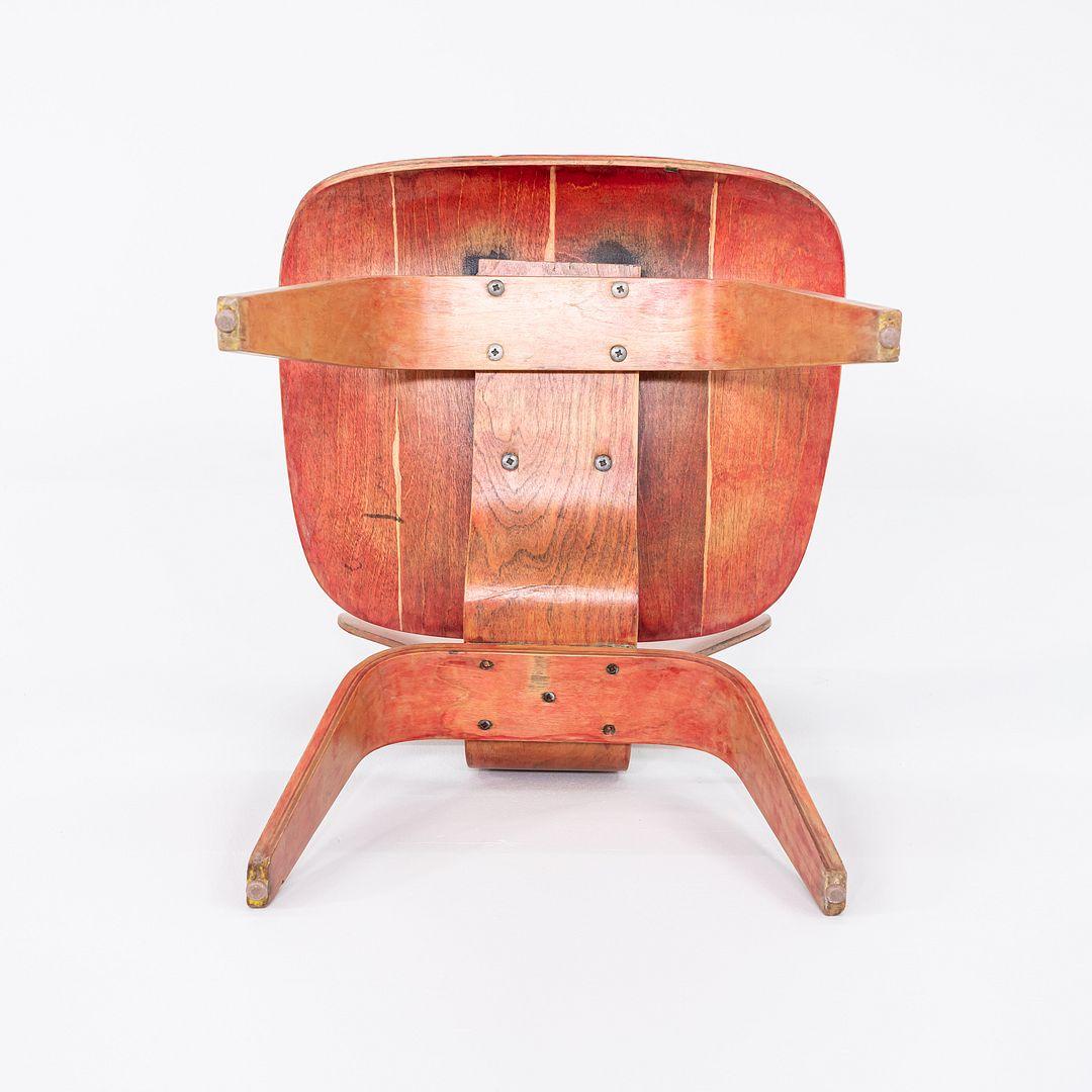 C. 1953 Herman Miller Eames DCW Dining Chair mit roter Anilinfärbung (Geformt) im Angebot