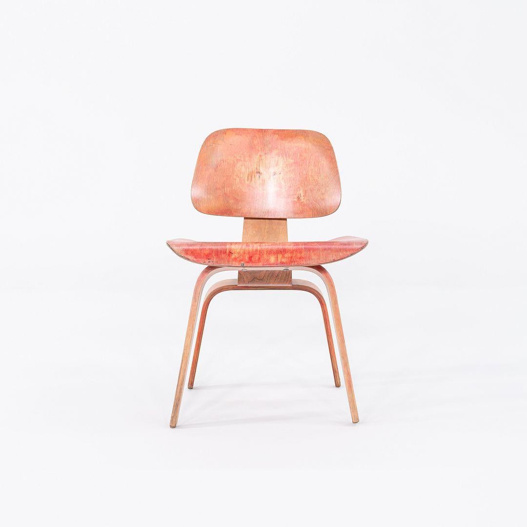 C. 1953 Herman Miller Eames DCW Dining Chair mit roter Anilinfärbung im Zustand „Gut“ im Angebot in Philadelphia, PA