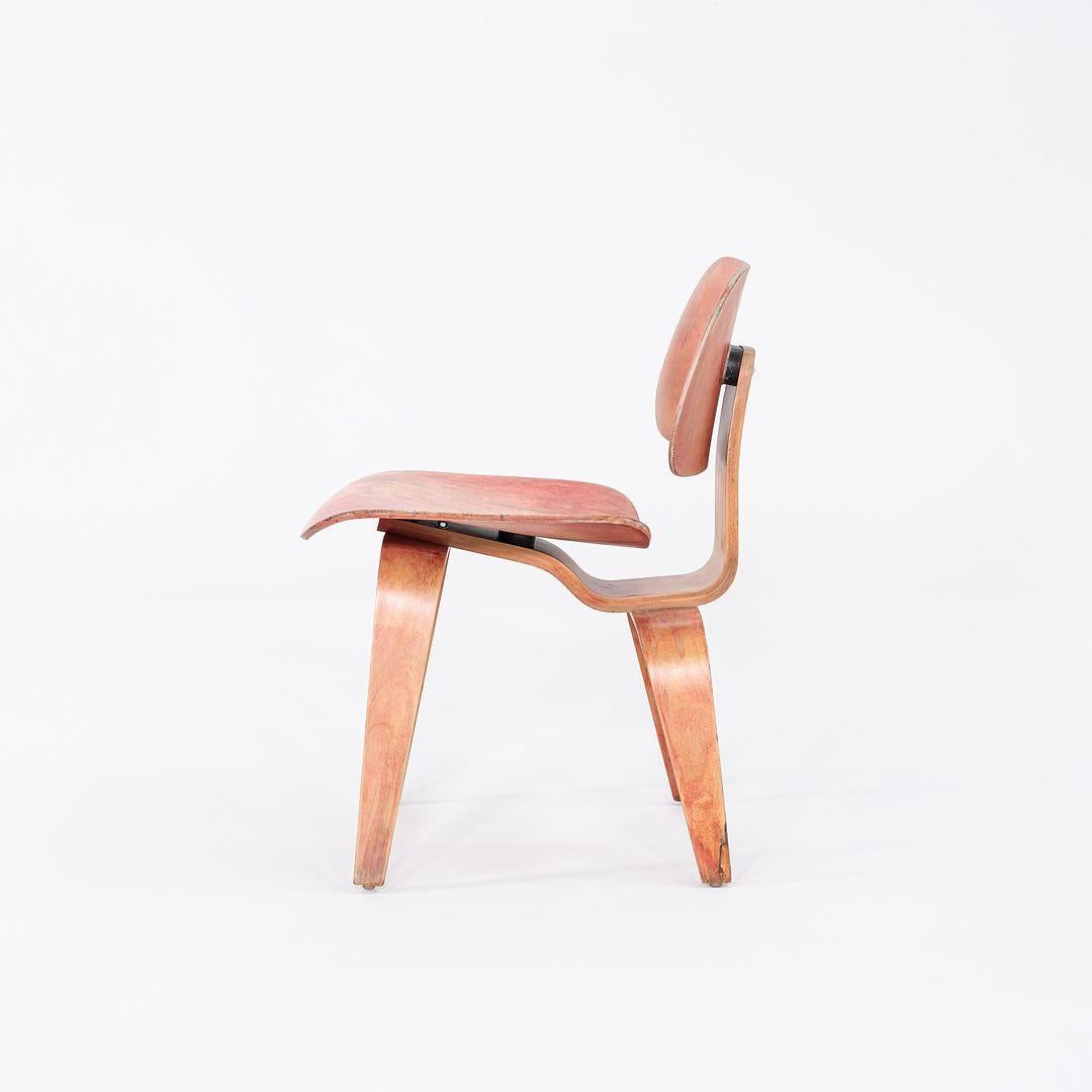 C. 1953 Herman Miller Eames DCW Dining Chair mit roter Anilinfärbung (Mitte des 20. Jahrhunderts) im Angebot