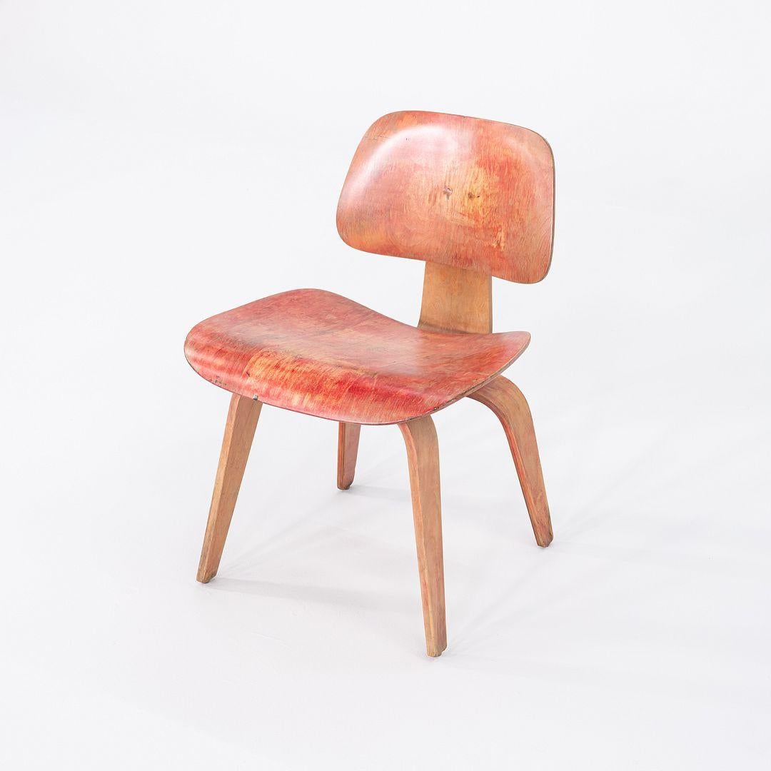 C. 1953 Herman Miller Eames DCW Dining Chair mit roter Anilinfärbung (Sperrholz) im Angebot