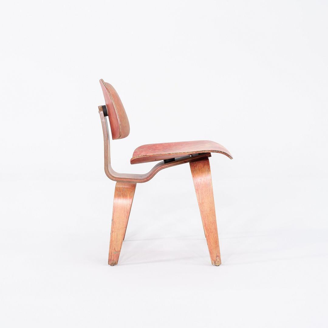 C. 1953 Herman Miller Eames DCW Dining Chair mit roter Anilinfärbung im Angebot 1