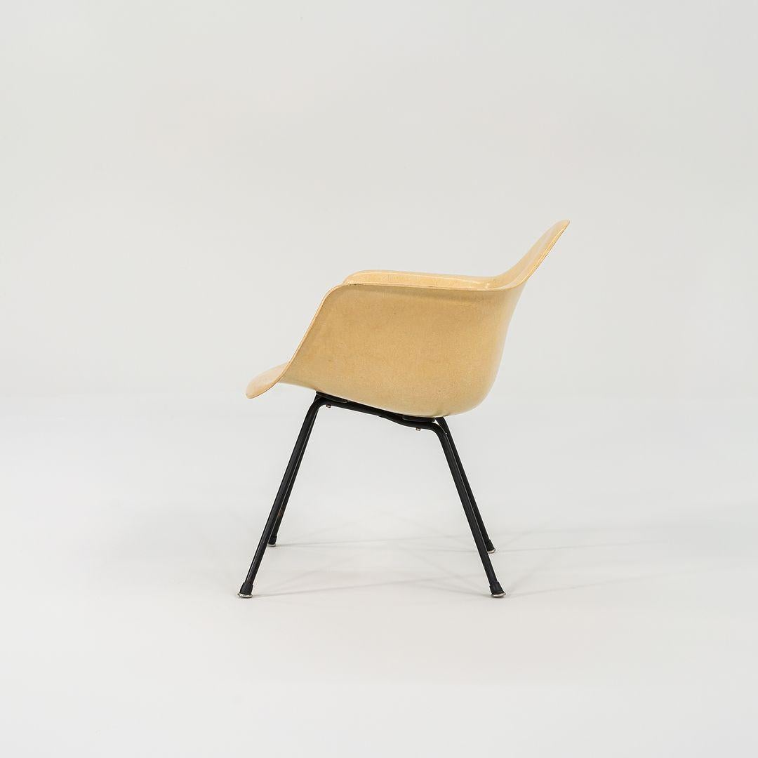 C. 1953 Herman Miller Eames Sedia MAX con bracci in fibra di vetro e base a X nera in vendita 4