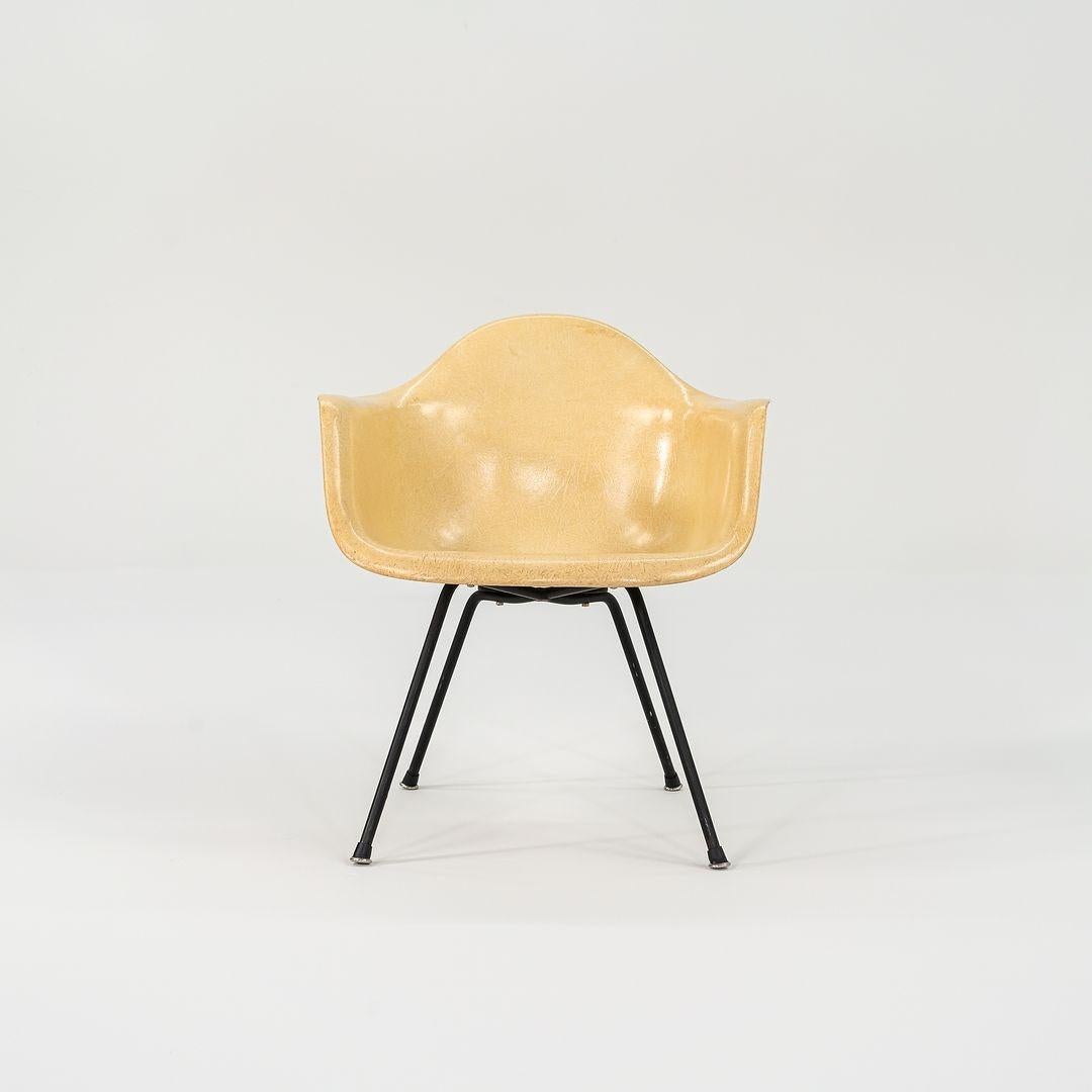 C. 1953 Herman Miller Eames Sedia MAX con bracci in fibra di vetro e base a X nera in vendita 5