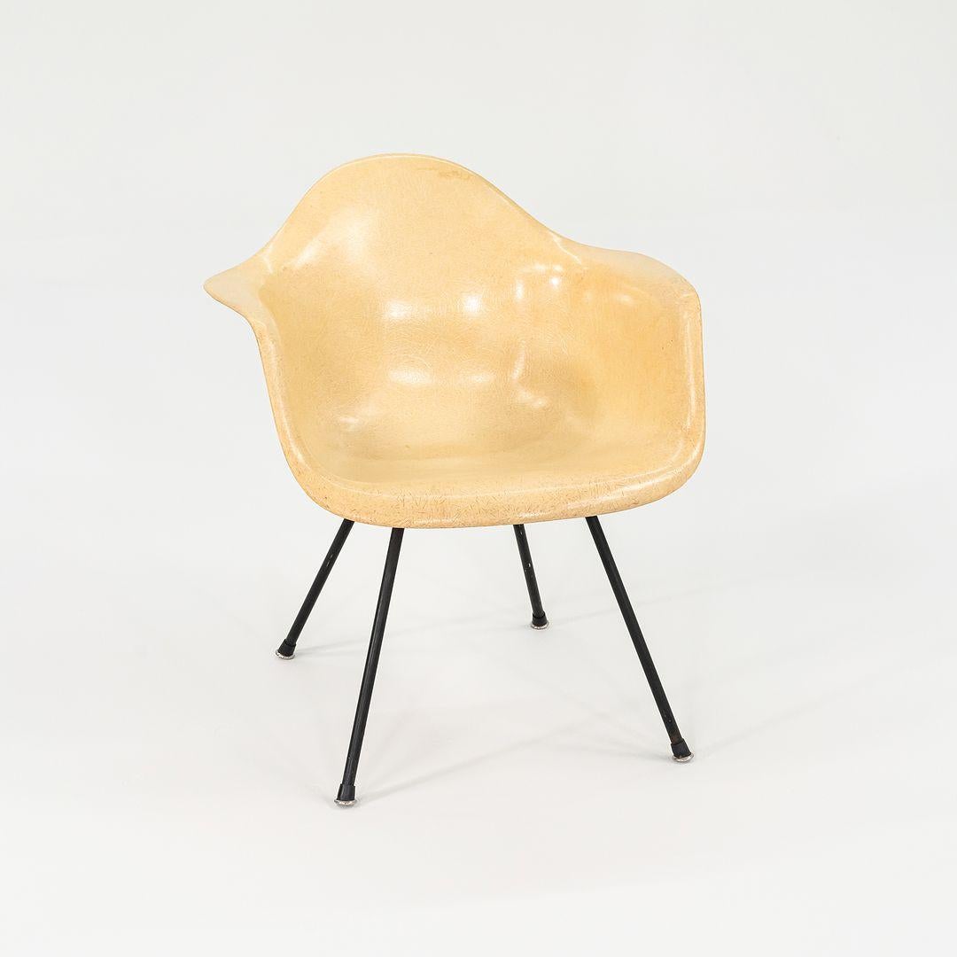 Questa è una poltrona MAX in fibra di vetro di Charles and Ray Eames per Herman Miller dei primi anni '50 (circa 1953). Il pezzo non conserva la sua etichetta, ma possiamo datare con precisione la sedia tra il 1954 circa in base alla base e ai piedi