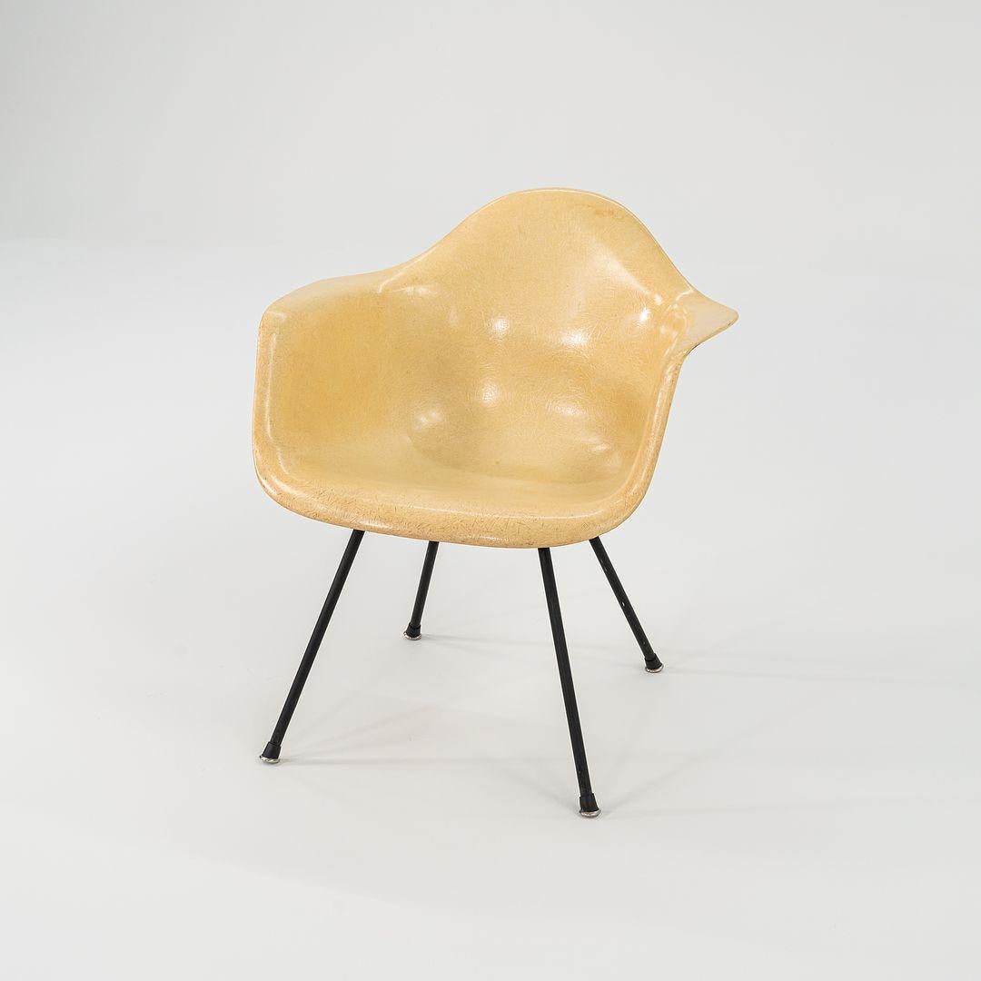 Moderno C. 1953 Herman Miller Eames Sedia MAX con bracci in fibra di vetro e base a X nera in vendita